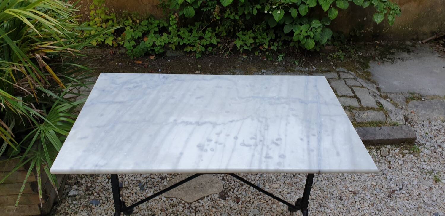 Bistro table in white Carrara marble and cast iron
