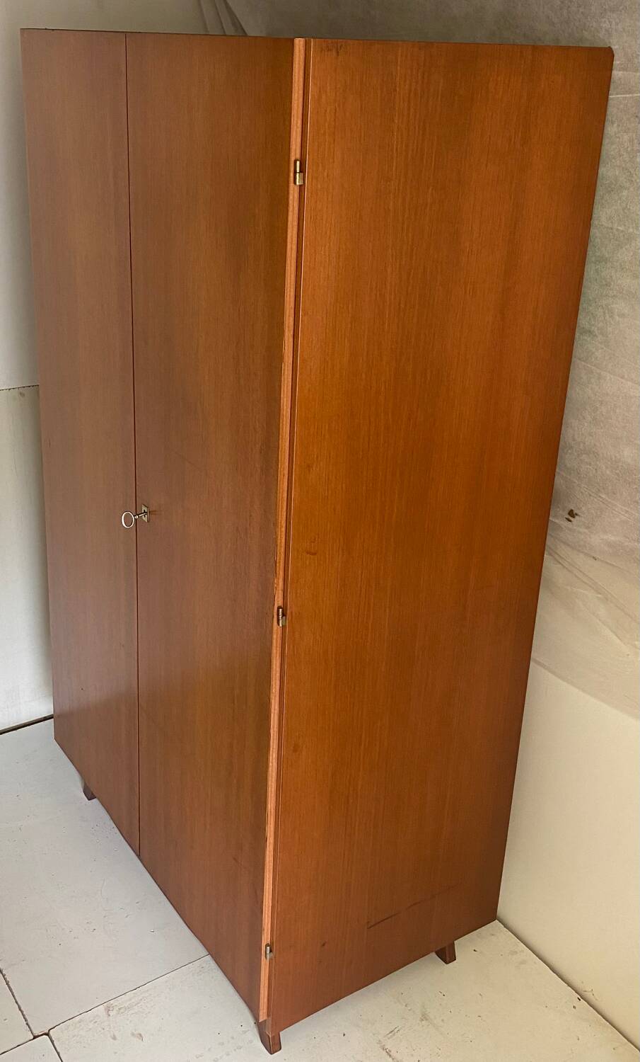 Armoire vintage pieds compas