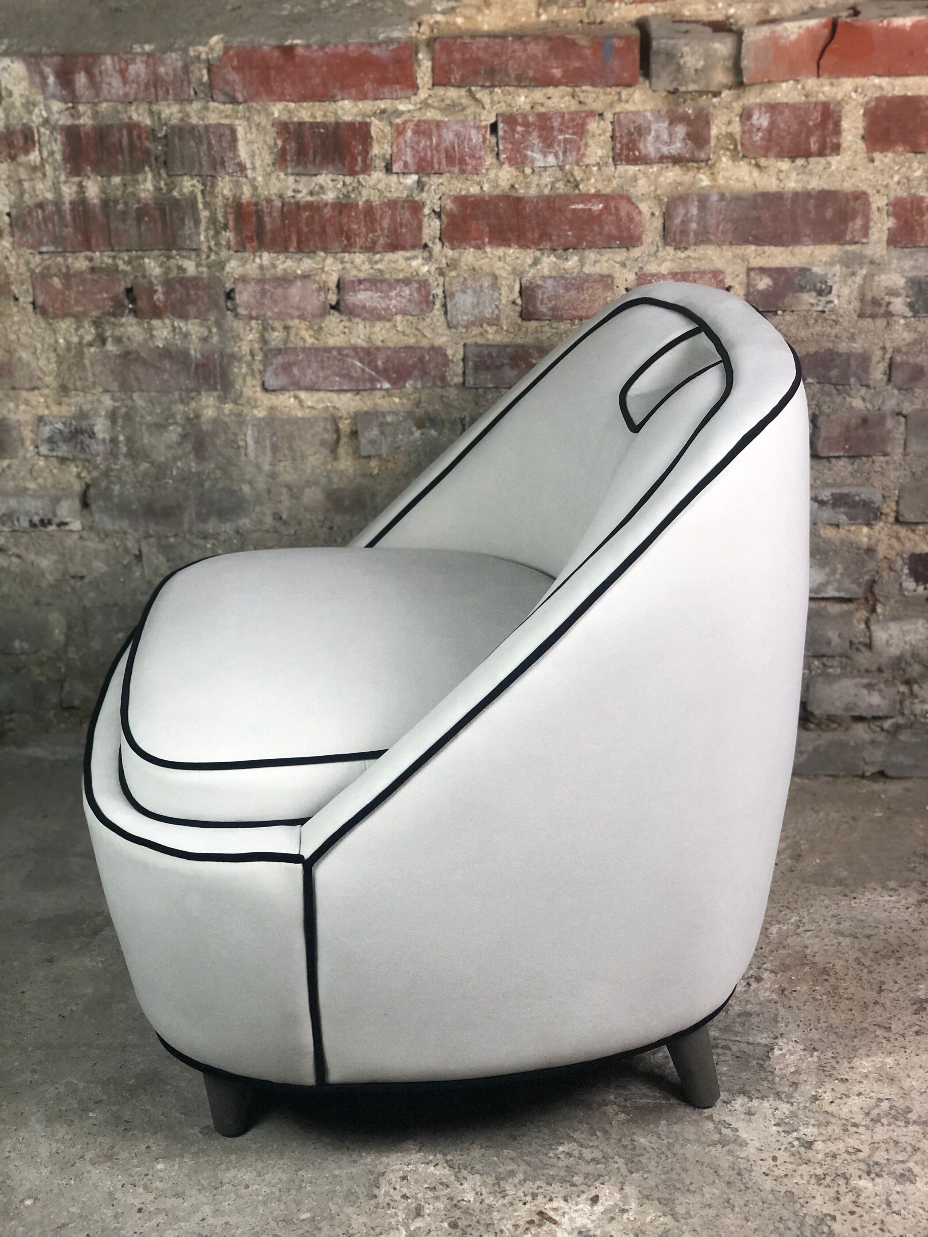 Fauteuil rétro vintage 80's en velours blanc gansé noir