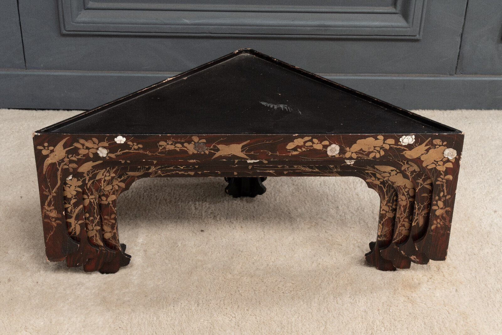 Corner shelf of China lacquer red background decoration golden highlights XXth