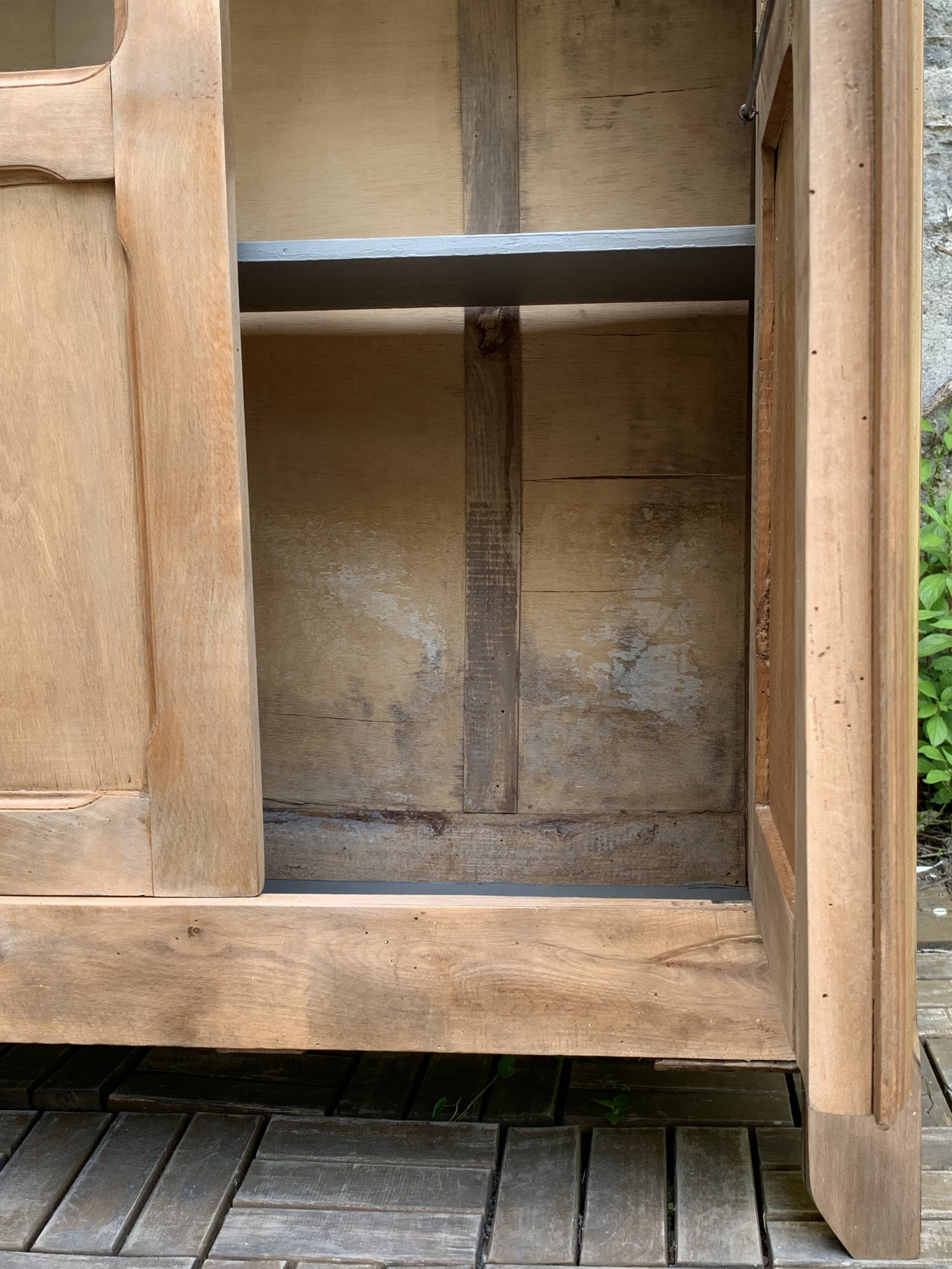 Armoire parisienne vitrée en bois brut, 1940
