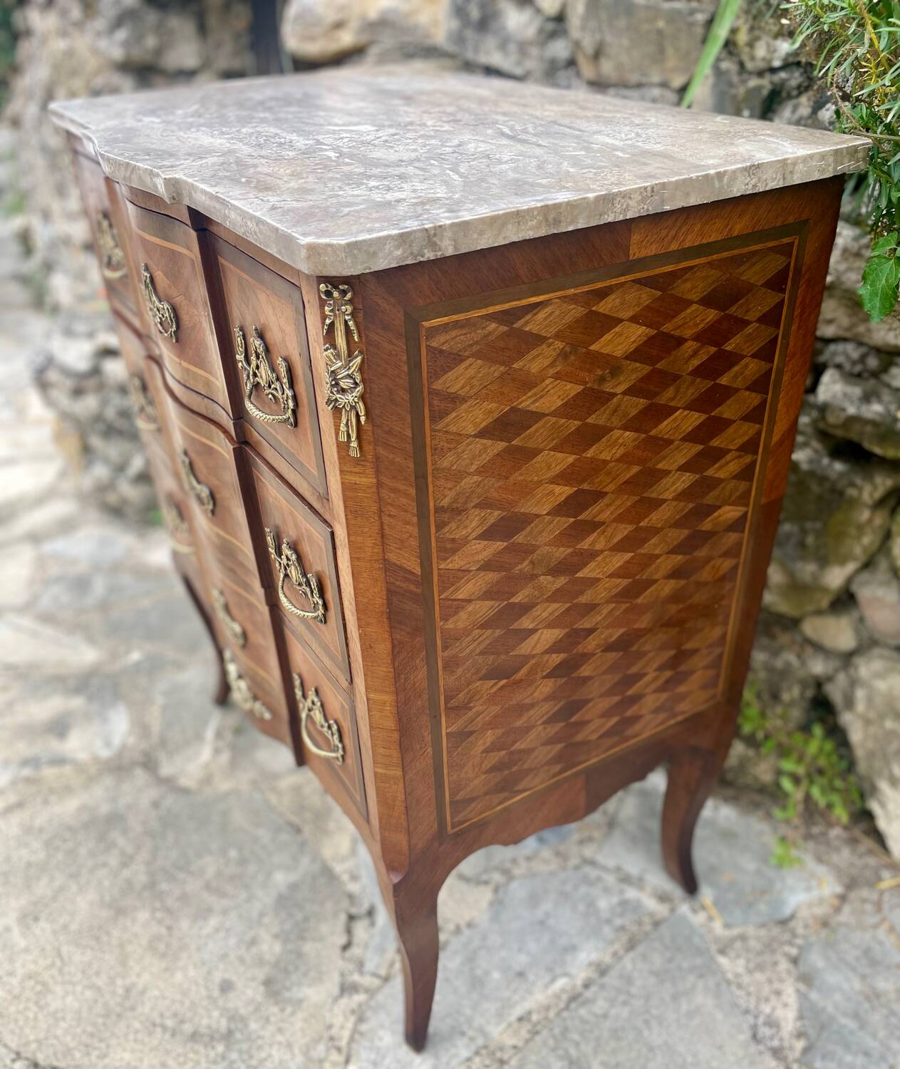 Petite commode en Marqueterie à Ressaut central Époque XIX eme siècle
