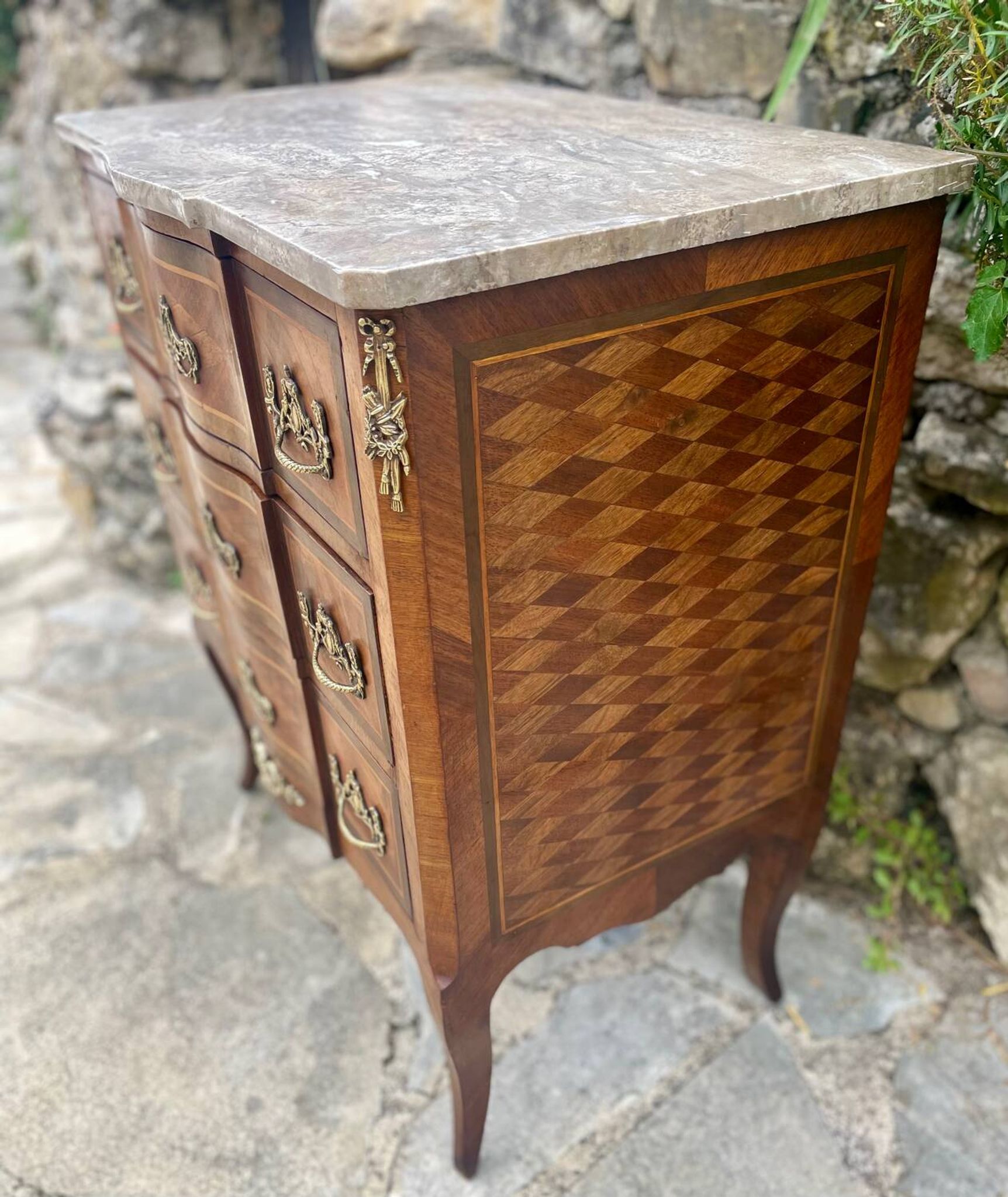 Small marquetry chest of drawers with central projection, 19th century period