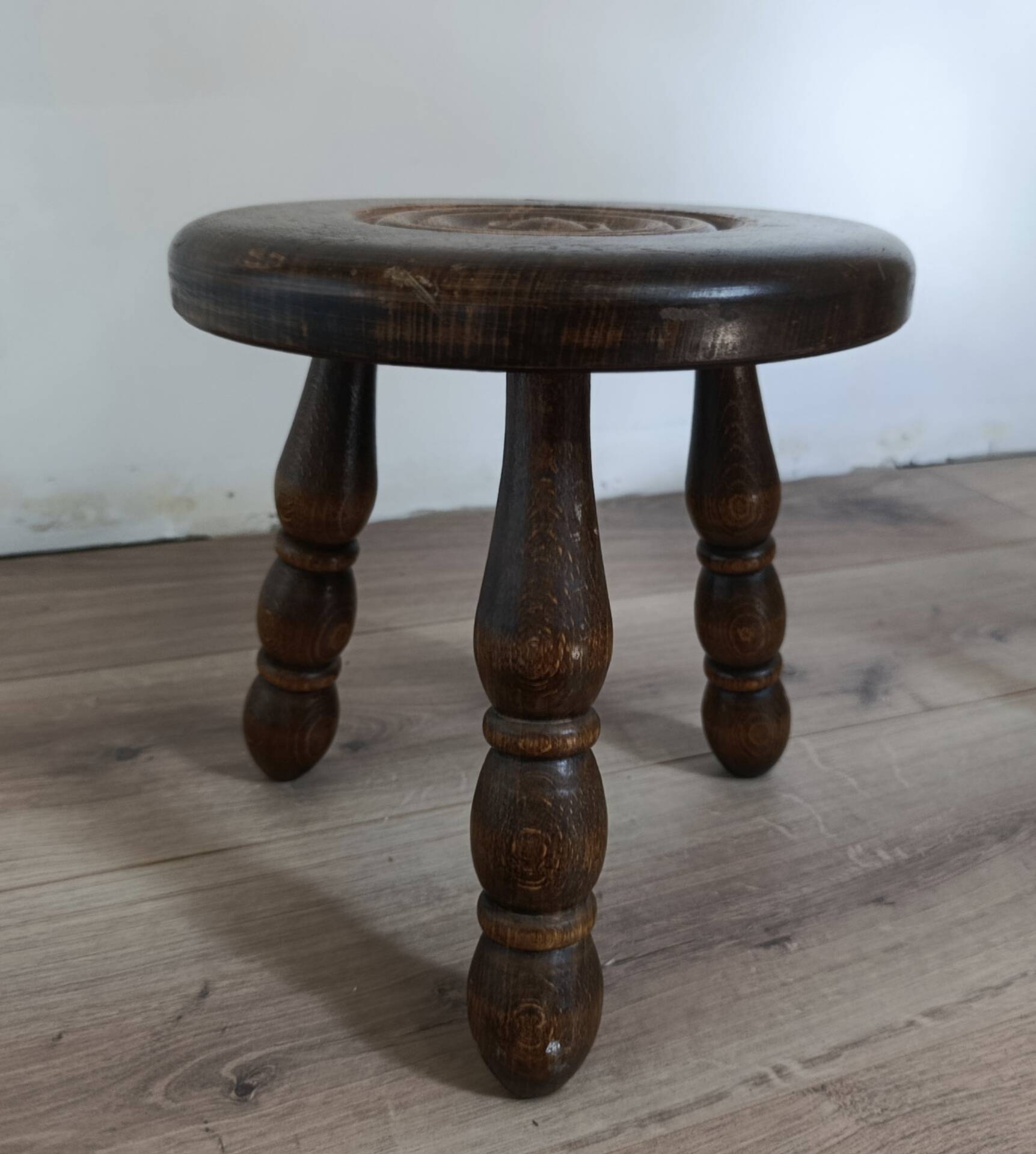 low tripod stool wood, bobbin leg, vintage