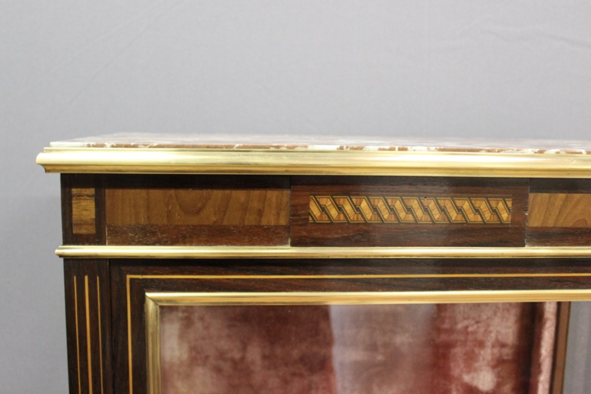 Vitrine de style Louis XVI en marquetrie