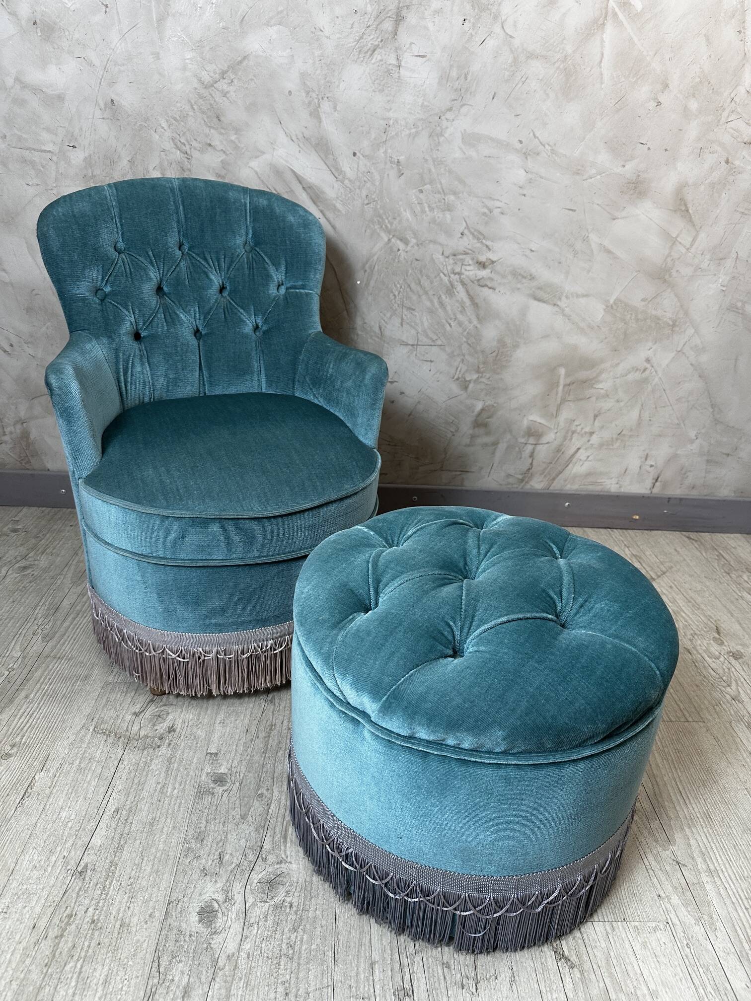 Chauffeuse et son pouf