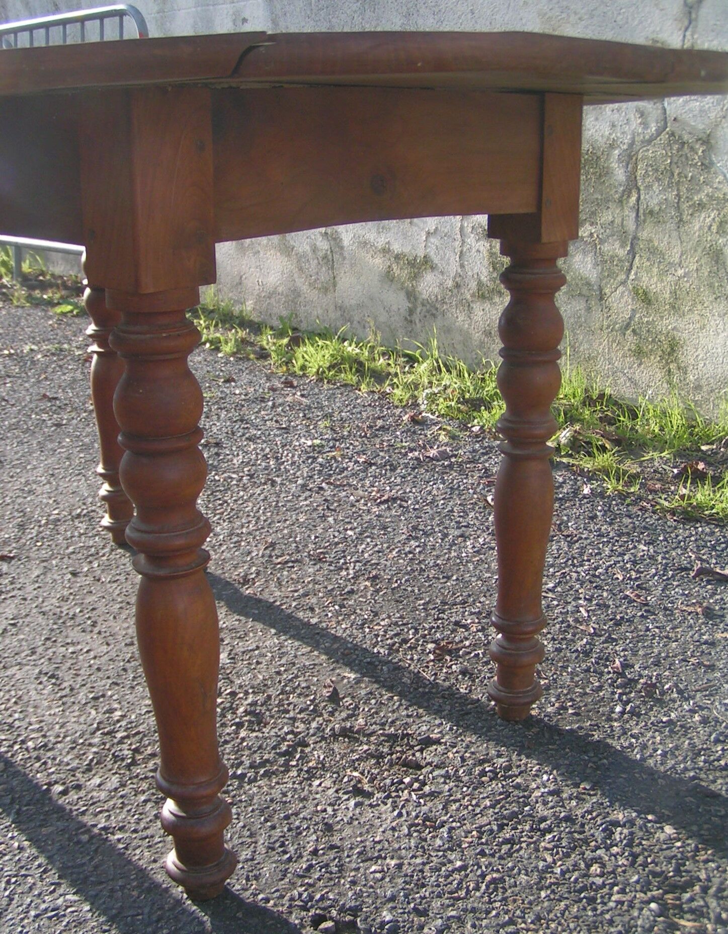 Oval flap table