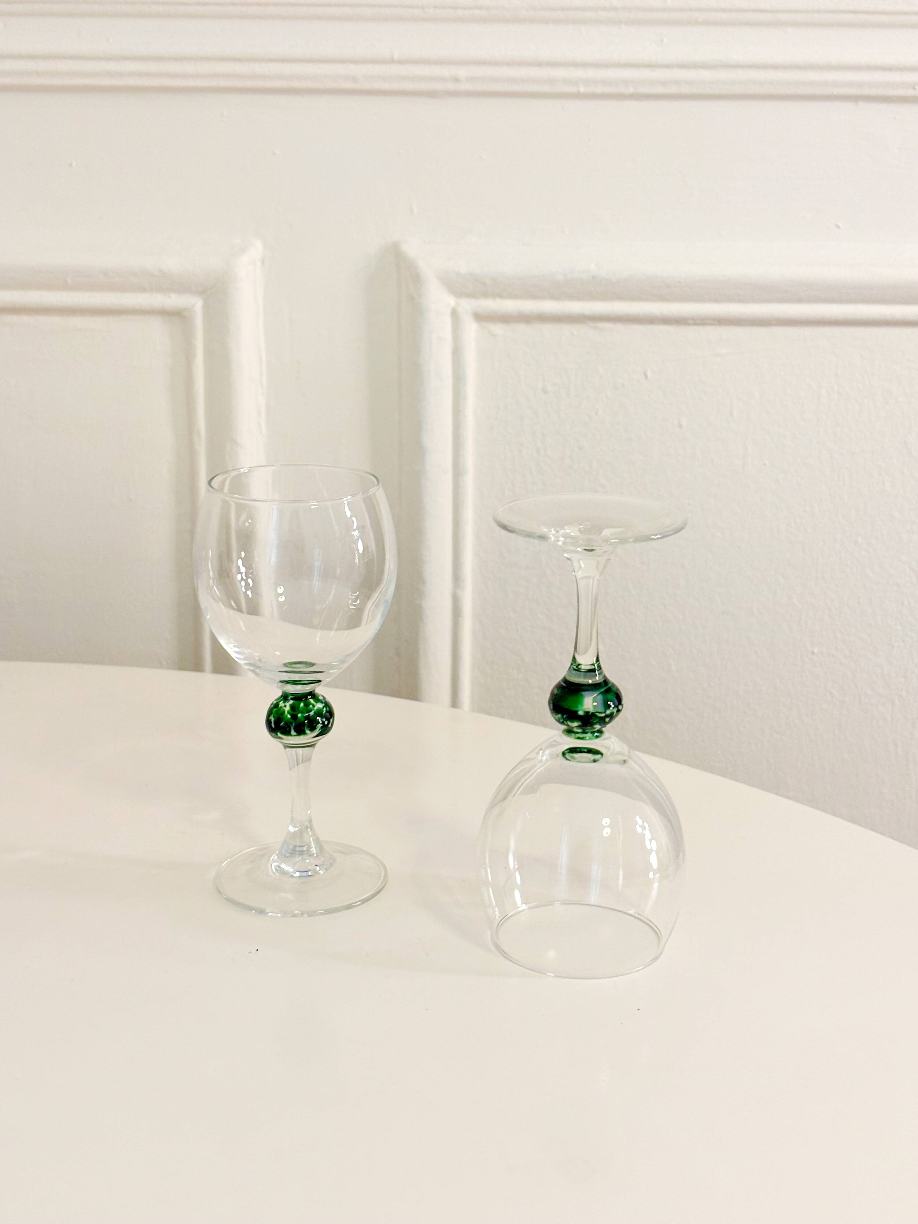 Pair of wine glasses, detail of Clichy glass. Green, 1970 - 15 X 6 cm
