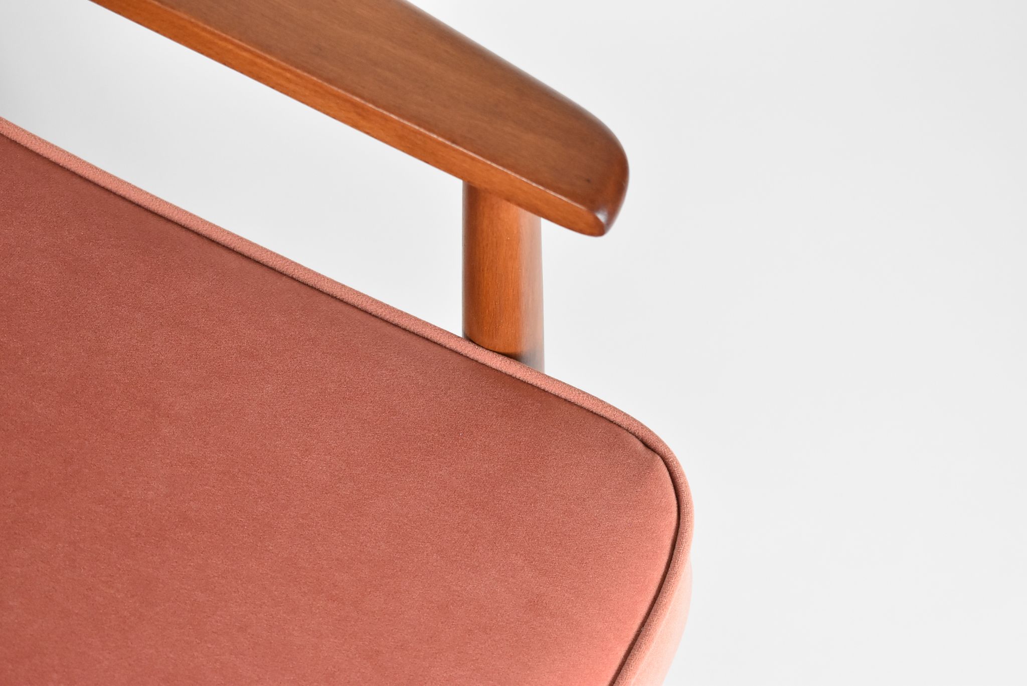 Pink velvet armchair, designer M. Zielinski, 1960s, Poland