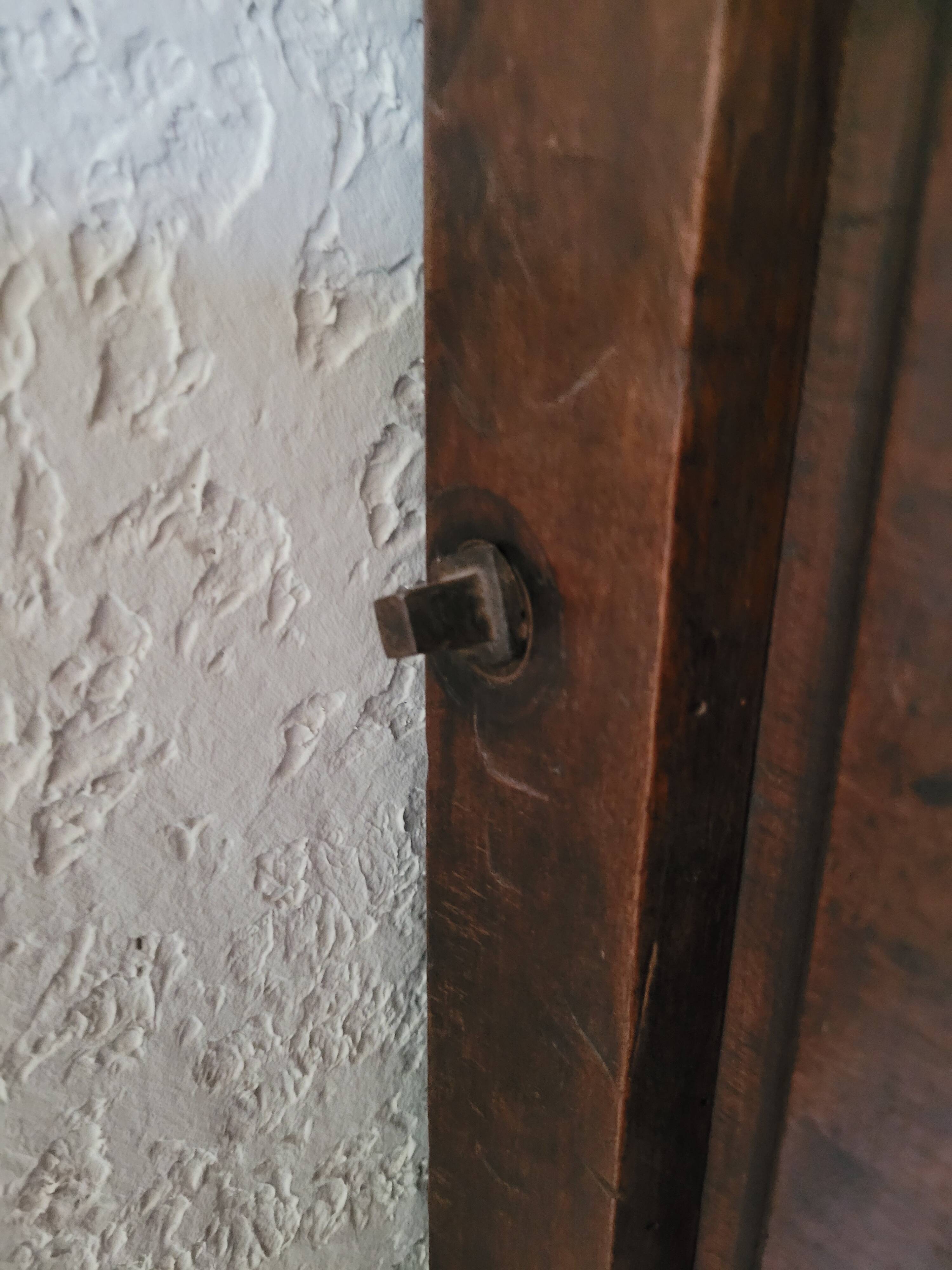 Armoire forezienne noyer massif