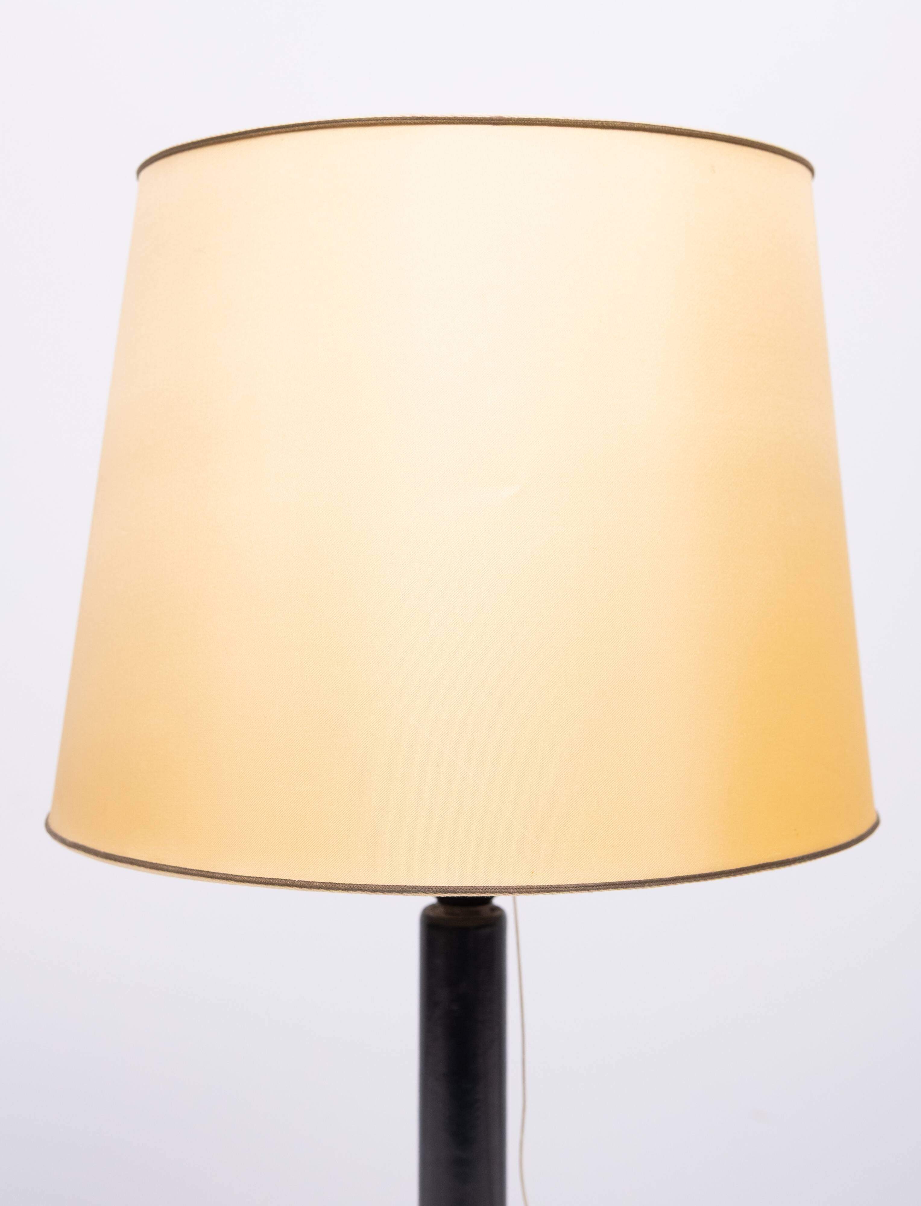 Lampe de table en cuir cousu Jean Adnet, style années 1960