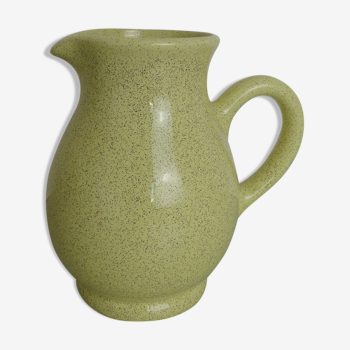 Yellow pitcher in speckled sandstone