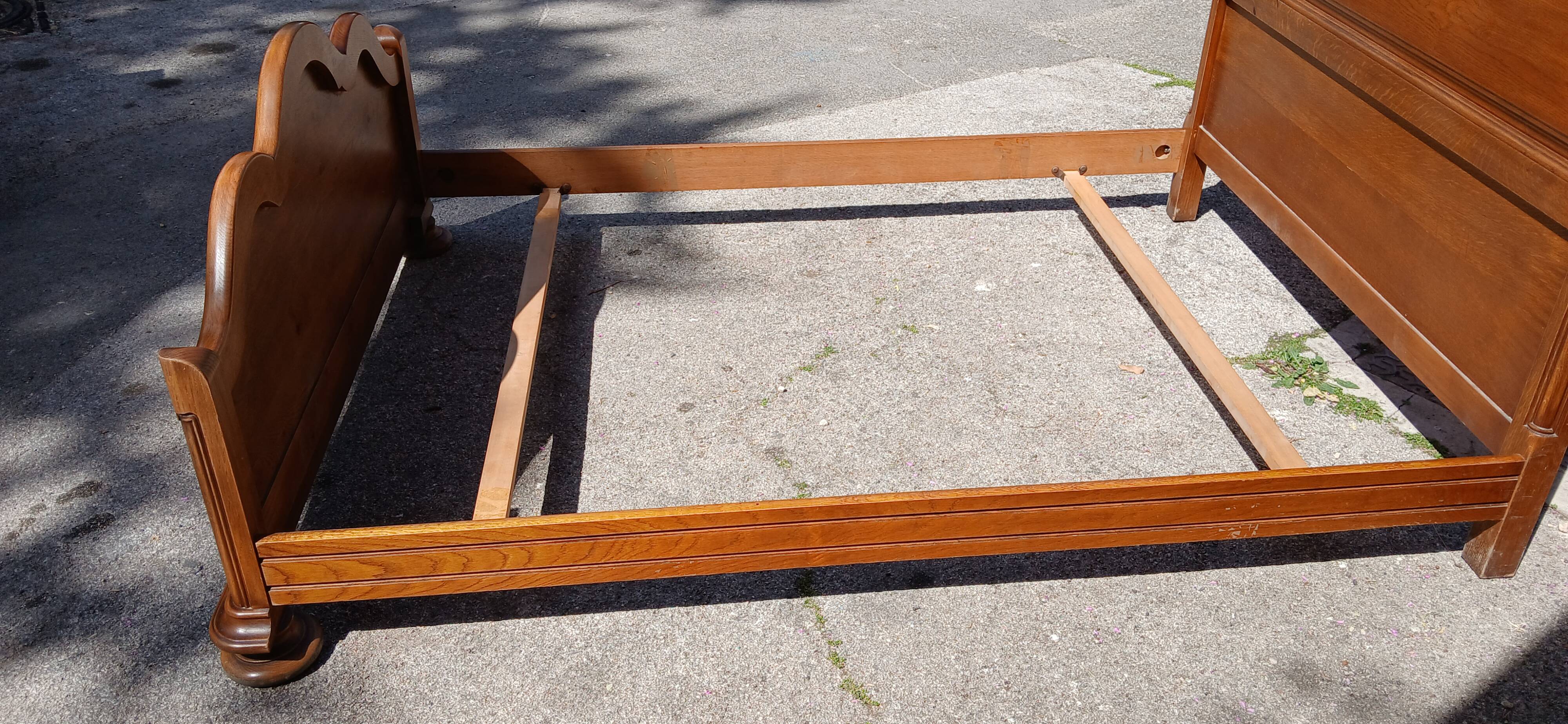 Double bed in solid oak.