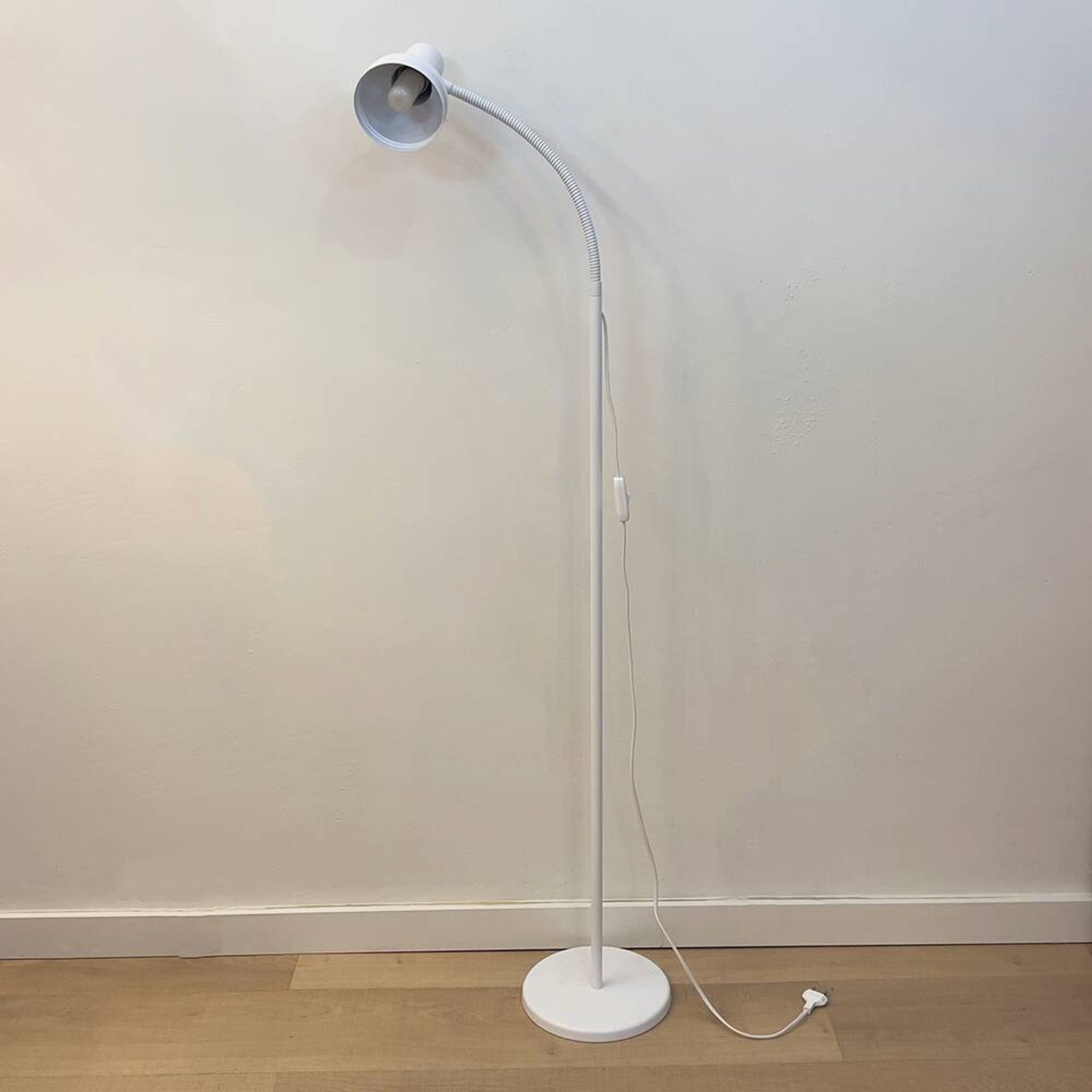 Lampadaire vintage en métal blanc