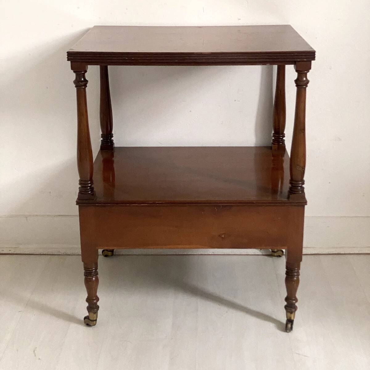 Side table in mahogany and mahogany veneer, 19th century.