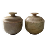 2 petites urnes en pierre