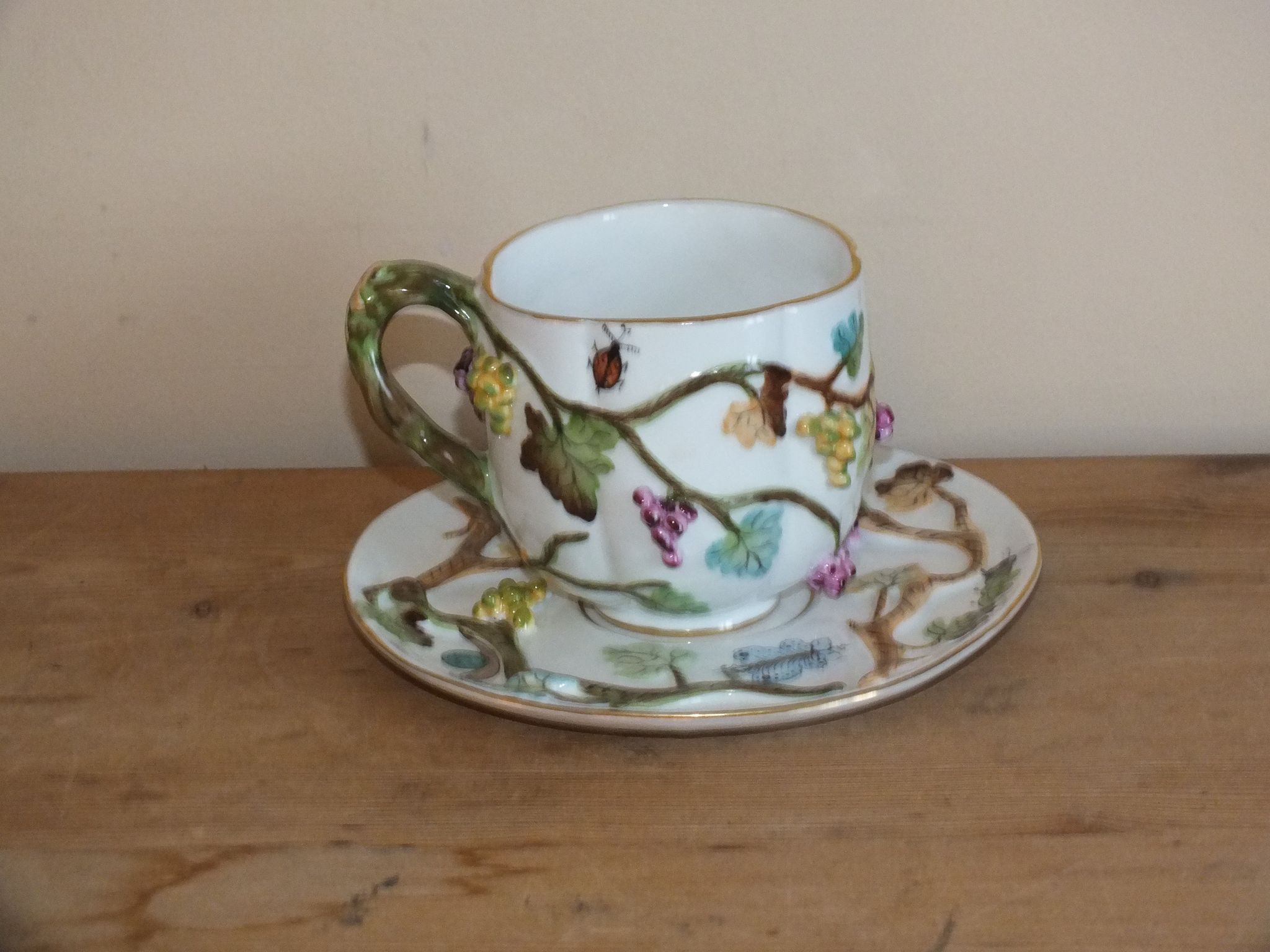 Cup n°1 CAP porcelanas Portugal insects and fruits in relief