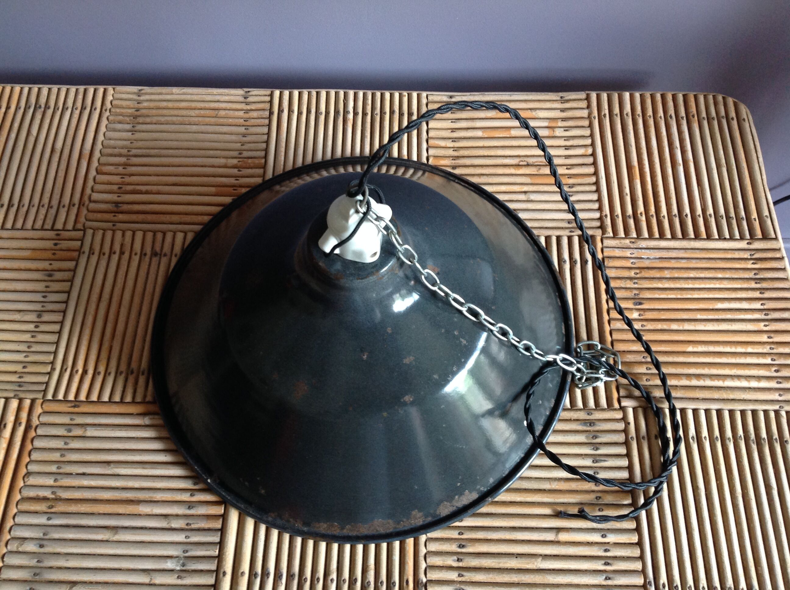 Black enamelled bowl suspension