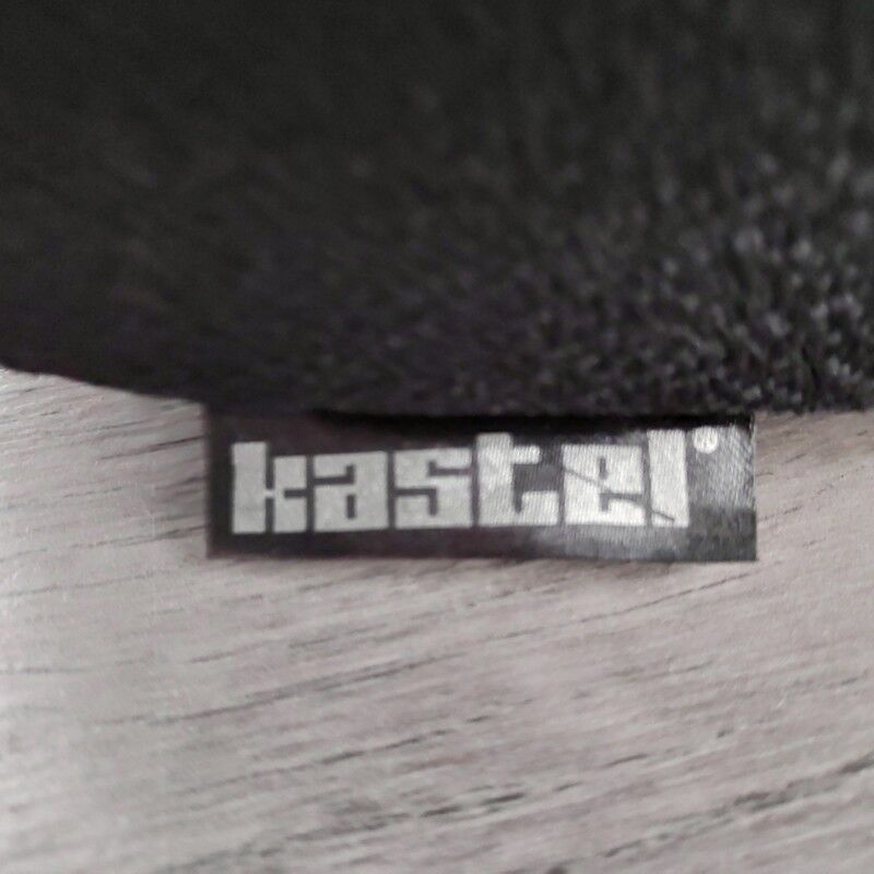 Kastel Kensho triangular pouf in Black fabric / Fushia