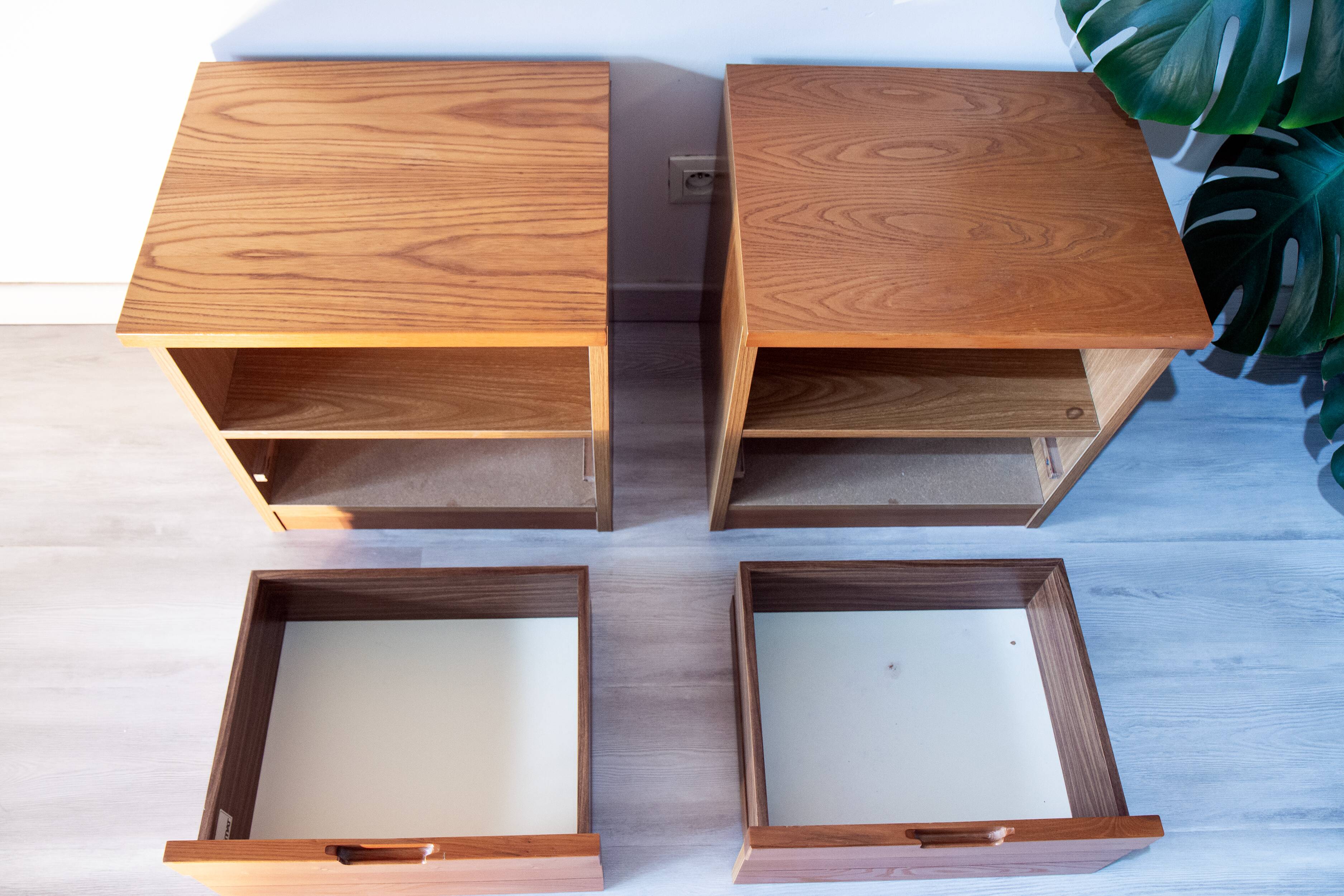 Pair of bedside tables in elm from the 1980s, brutalist design, chalet.