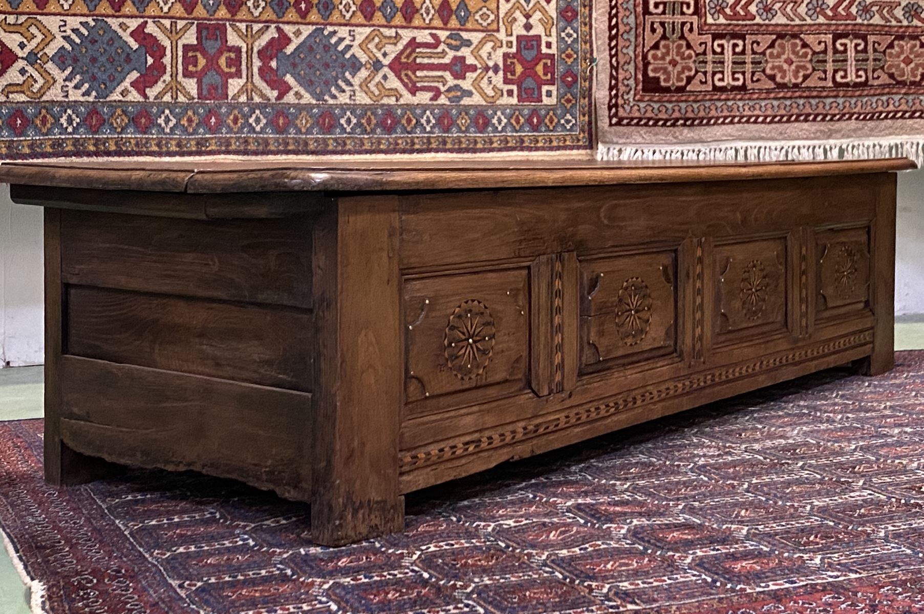Banc coffre breton en châtaigner et marqueterie XIXème