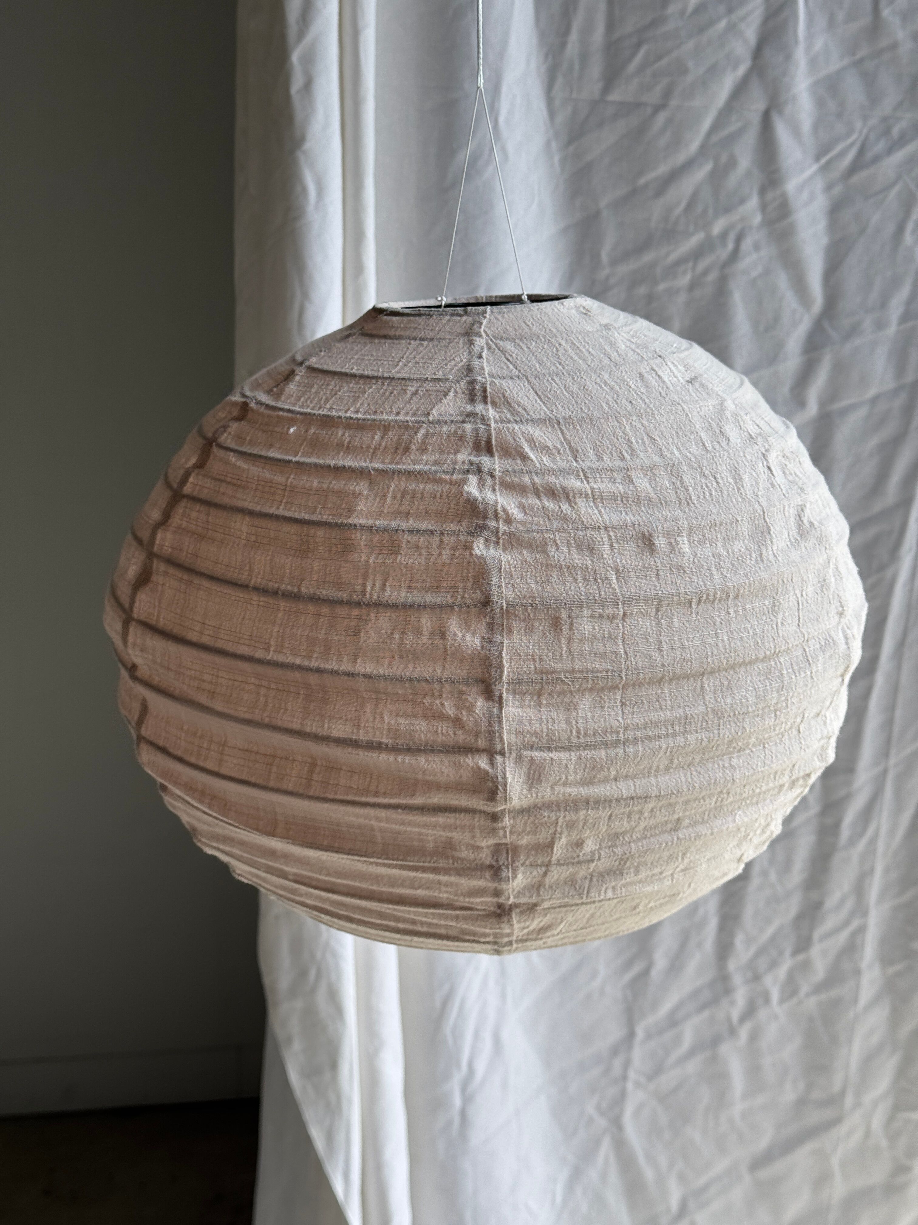 Average suspension in rattan and natural linen, round Japanese style, pink D40.