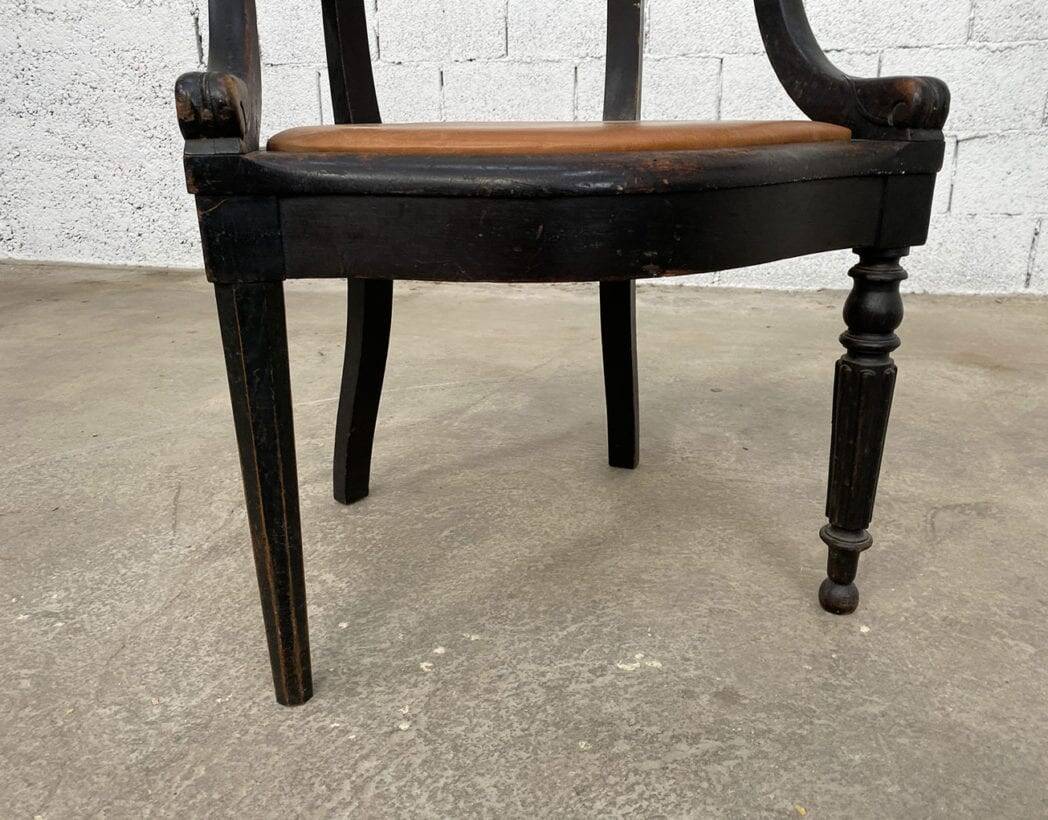 Fauteuil Louis Philippe en bois noir et cuir cognac