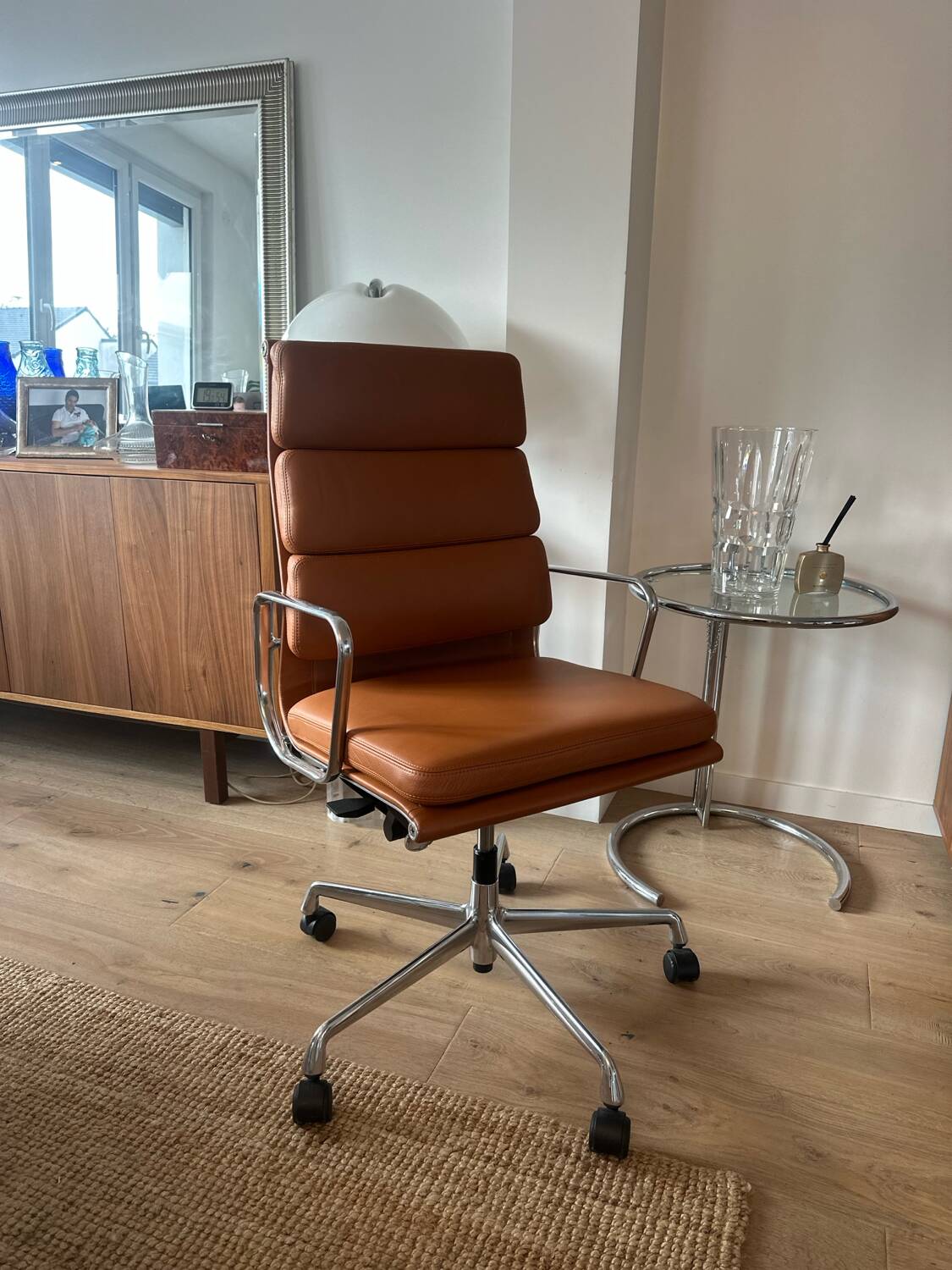 Eames EA 219 chair, Vitra edition, near mint condition
