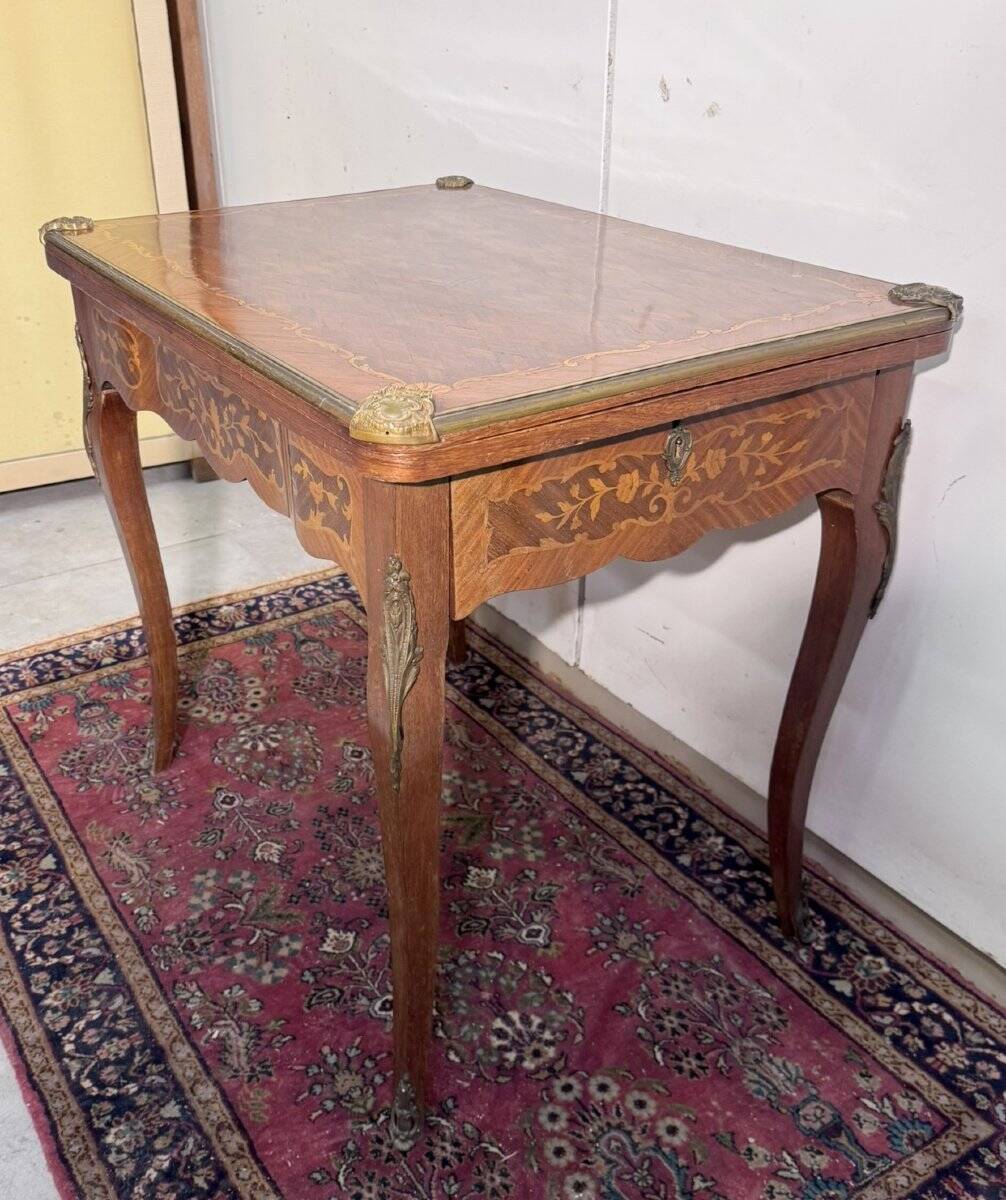 Game table in marquetry in the Louis XV style from the late 19th century.