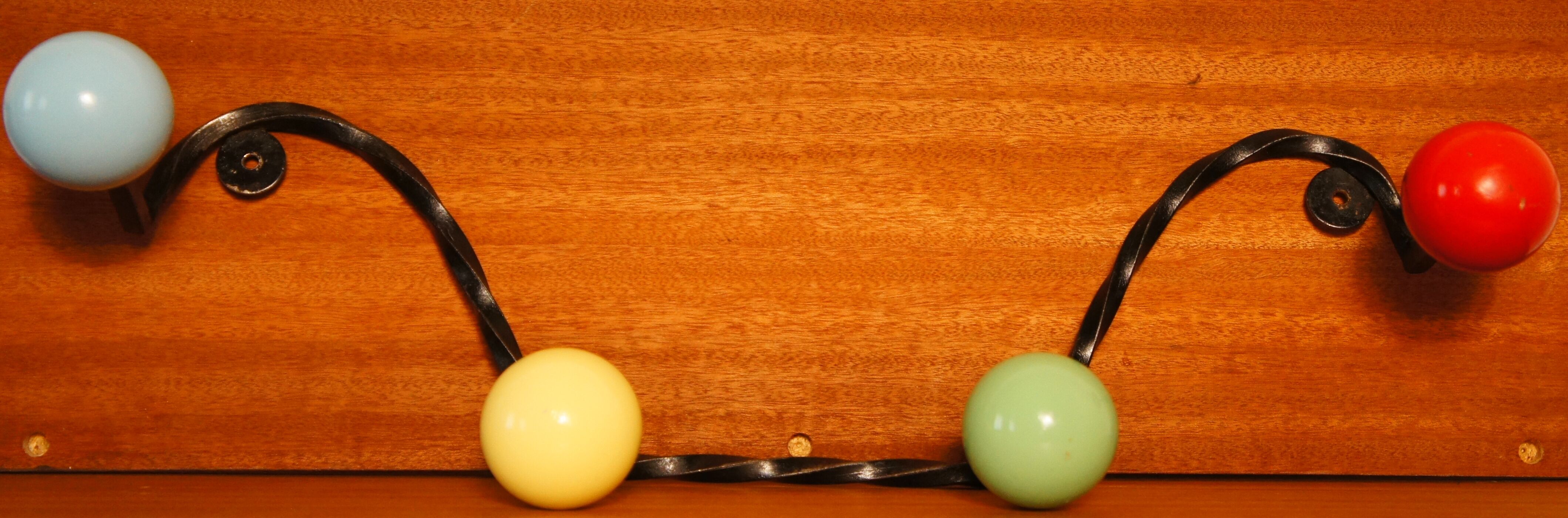 Portemanteau mural 4 boules bois colorées 1960