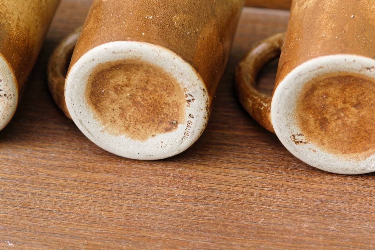 Lot de 4 mugs en grés, signés Jean Gaubier