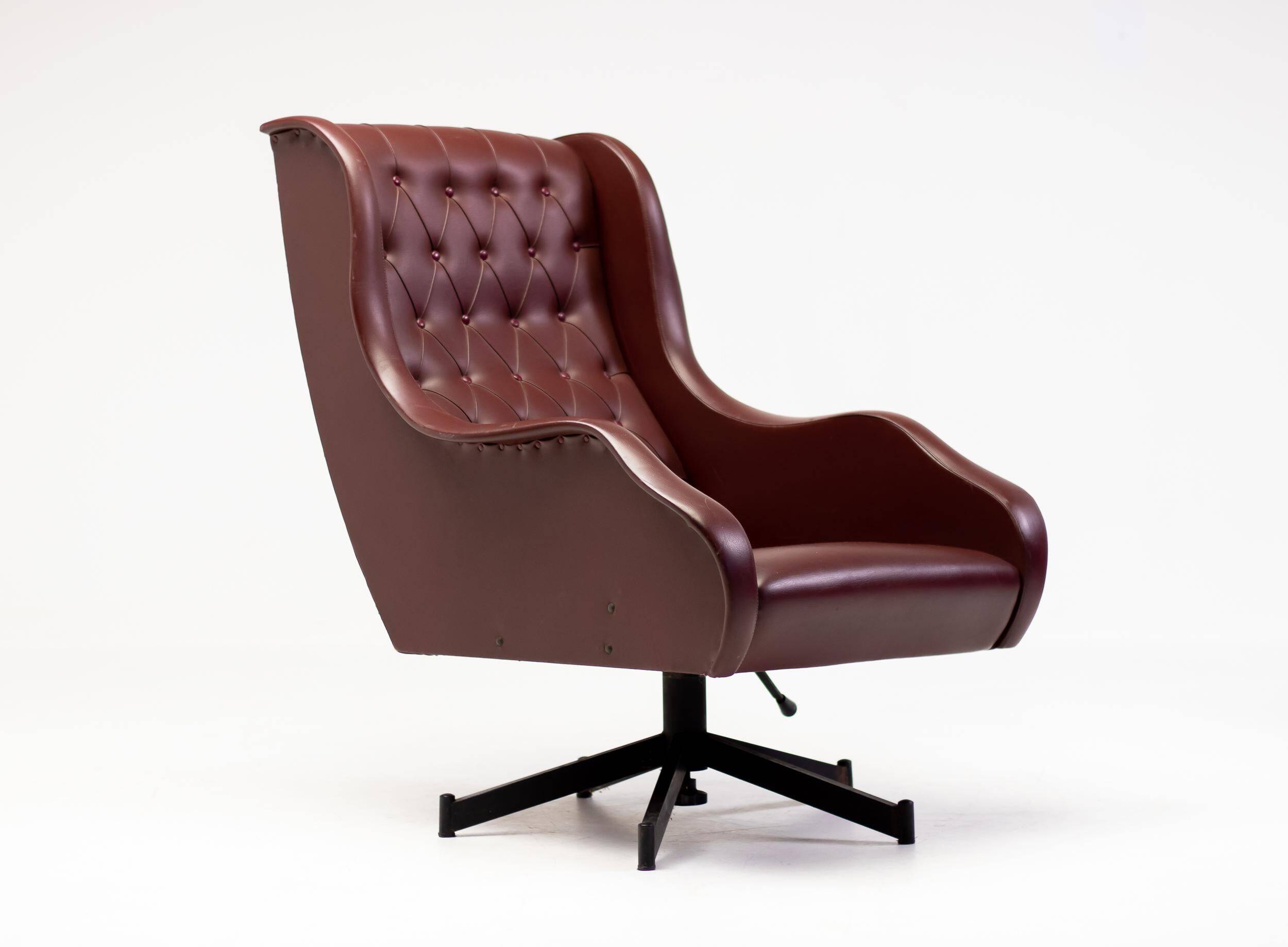 Italian reclining chaise longue from the 1950s in oxblood Naugahyde.