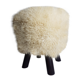 Pouf de style scandinave recouvert de peau de mouton