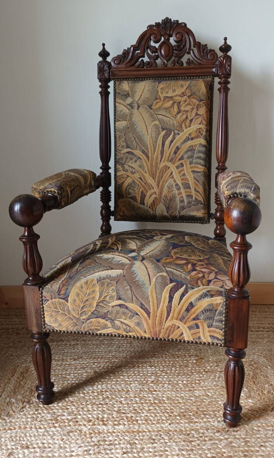Walnut armchair in Neo-Renaissance style, 20th century.