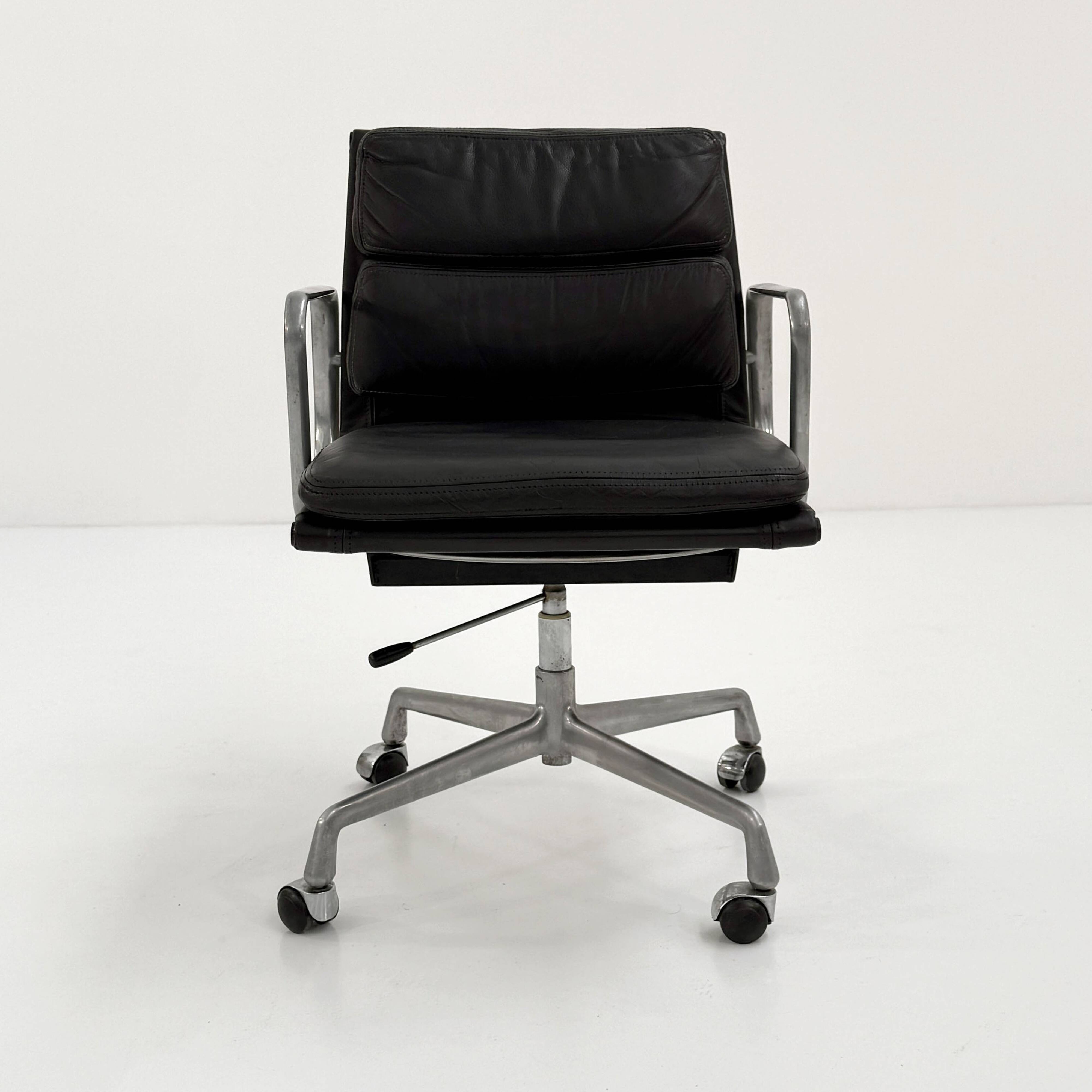 Fauteuil de bureau Soft Pad EA217 par C.& R. Eames pour Herman Miller, 1970