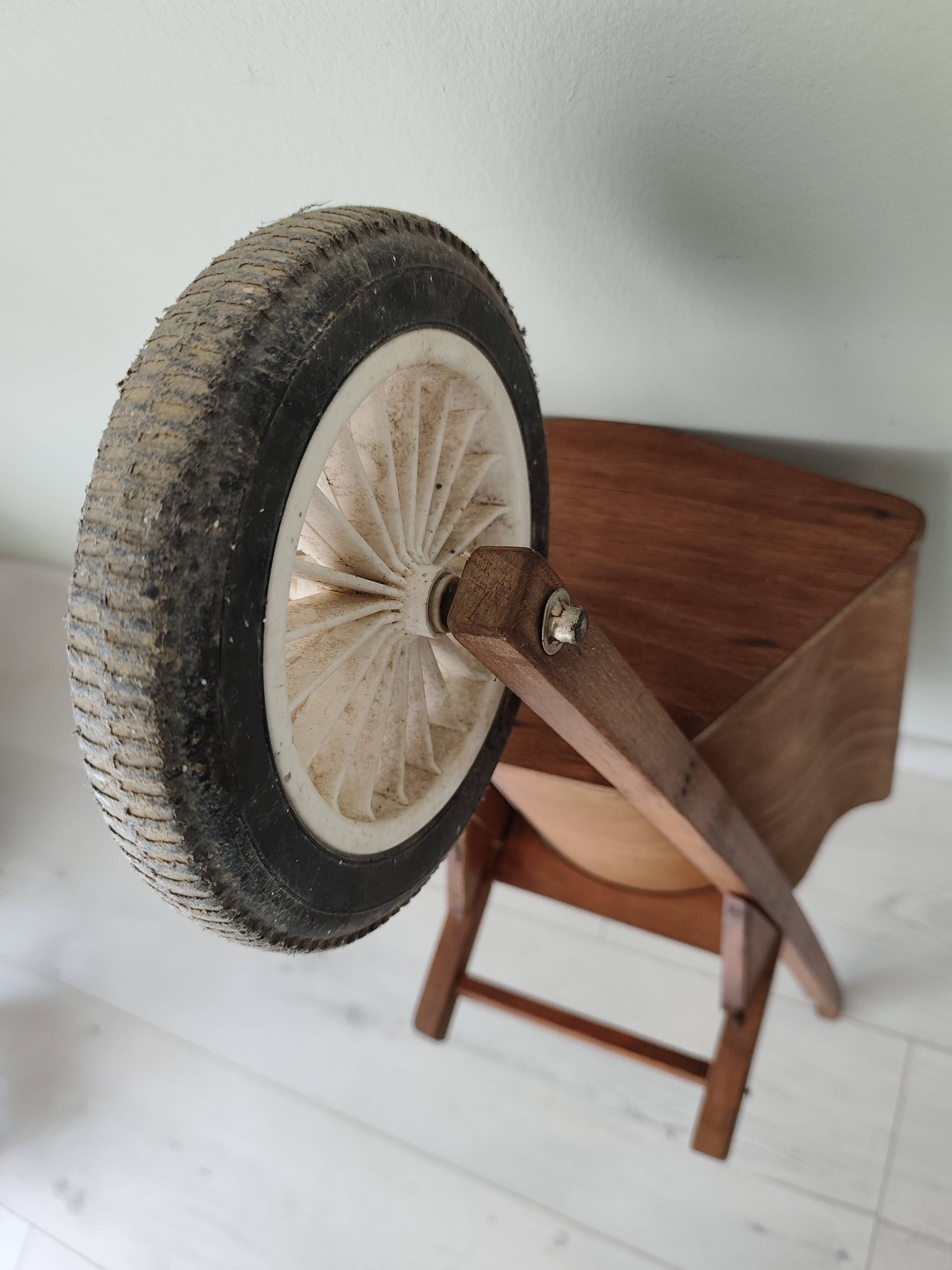 Ancienne brouette d'enfant jouet en bois
