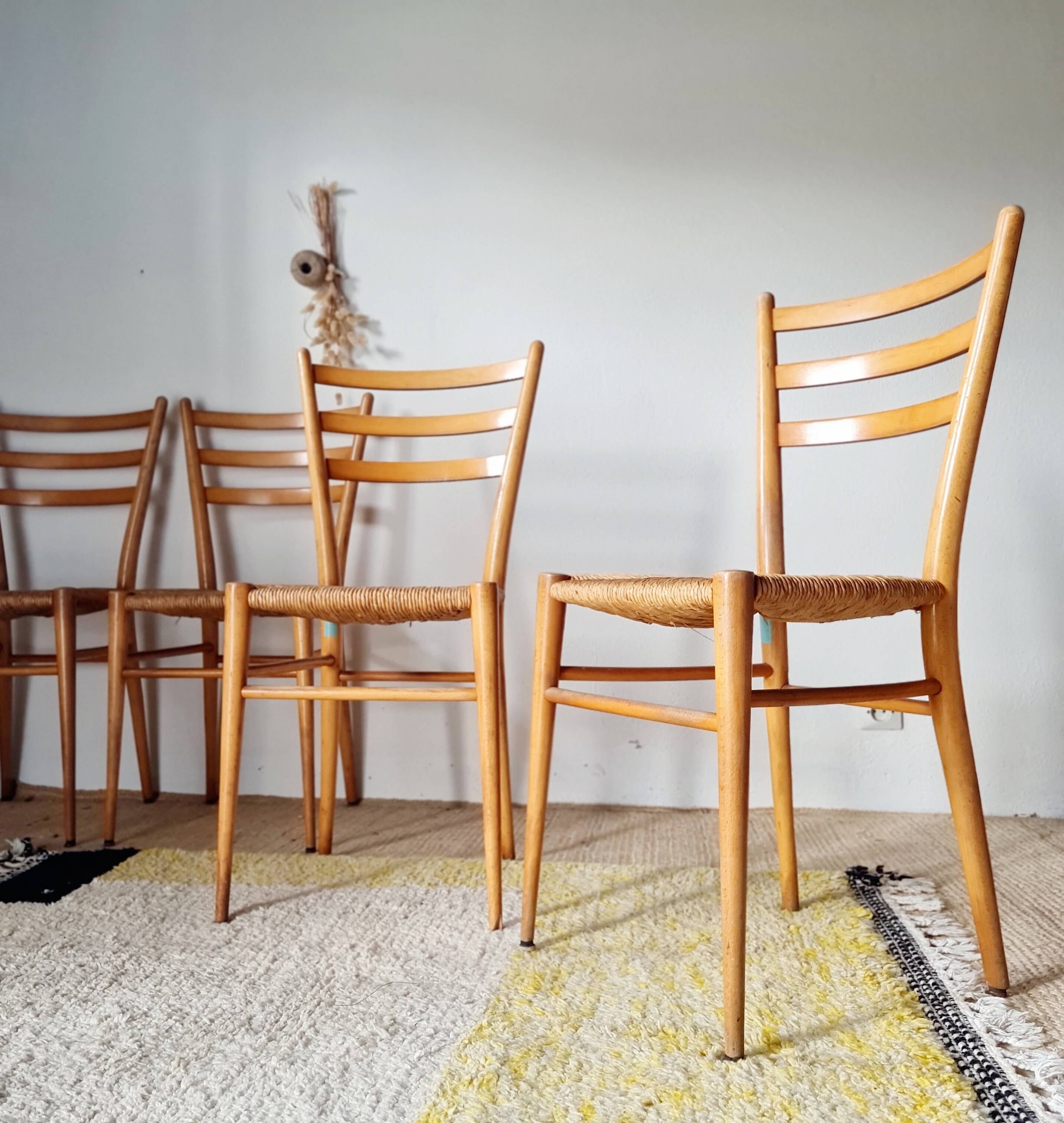 Set of 4 vintage Italian chairs in wood and straw.