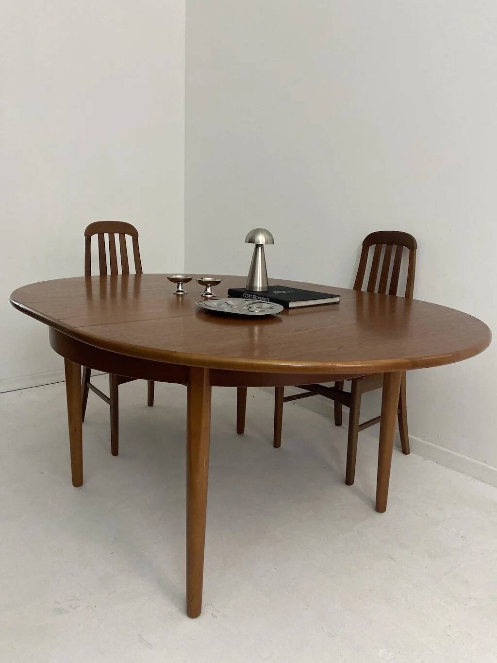 Vintage extendable table by Jentique