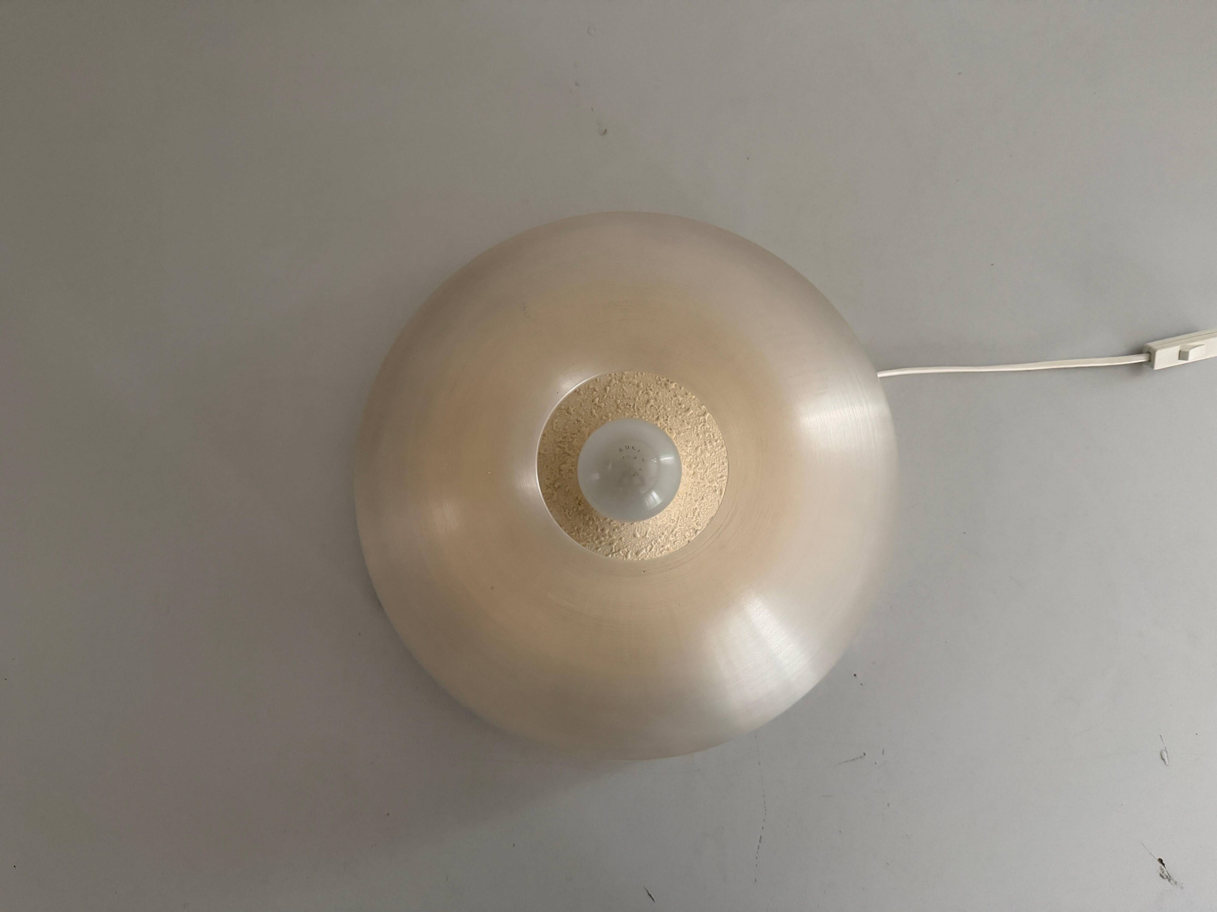 Lampe de table en métal semi-transparent et plexiglas par Harvey Guzzini, années 1960, Italie