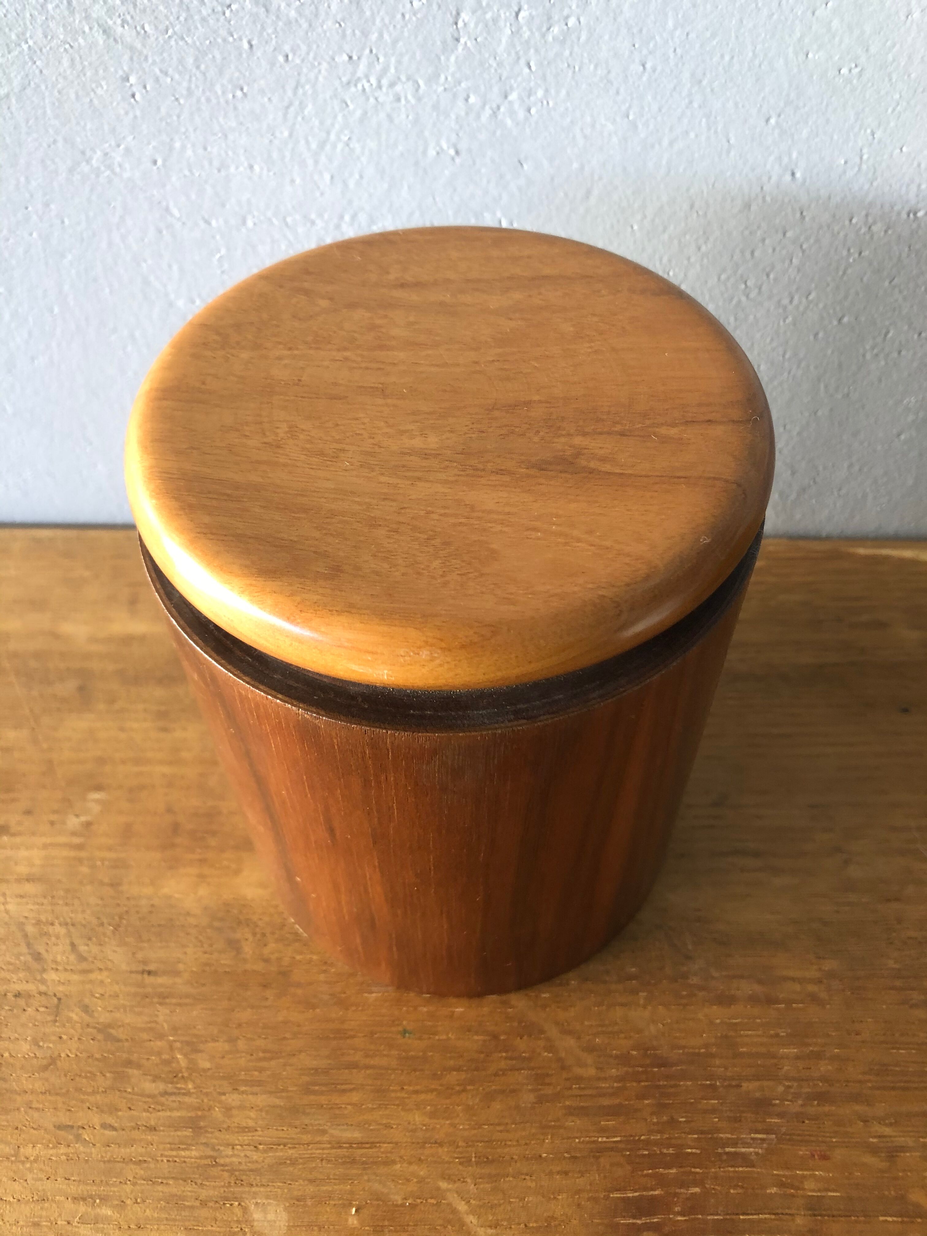 Old tobacco pot, necessary smoker