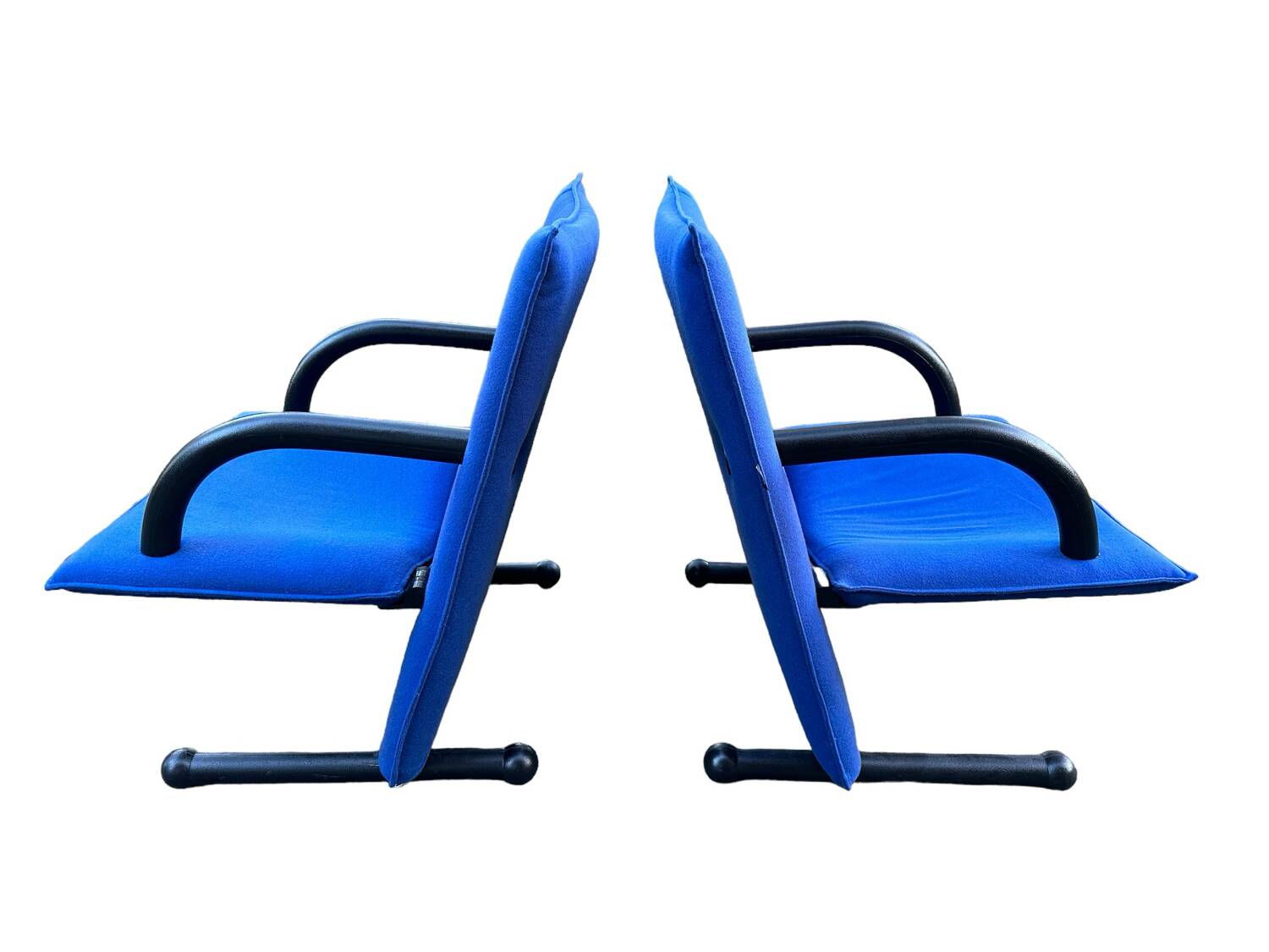 2 x Arflex T-Line sun loungers