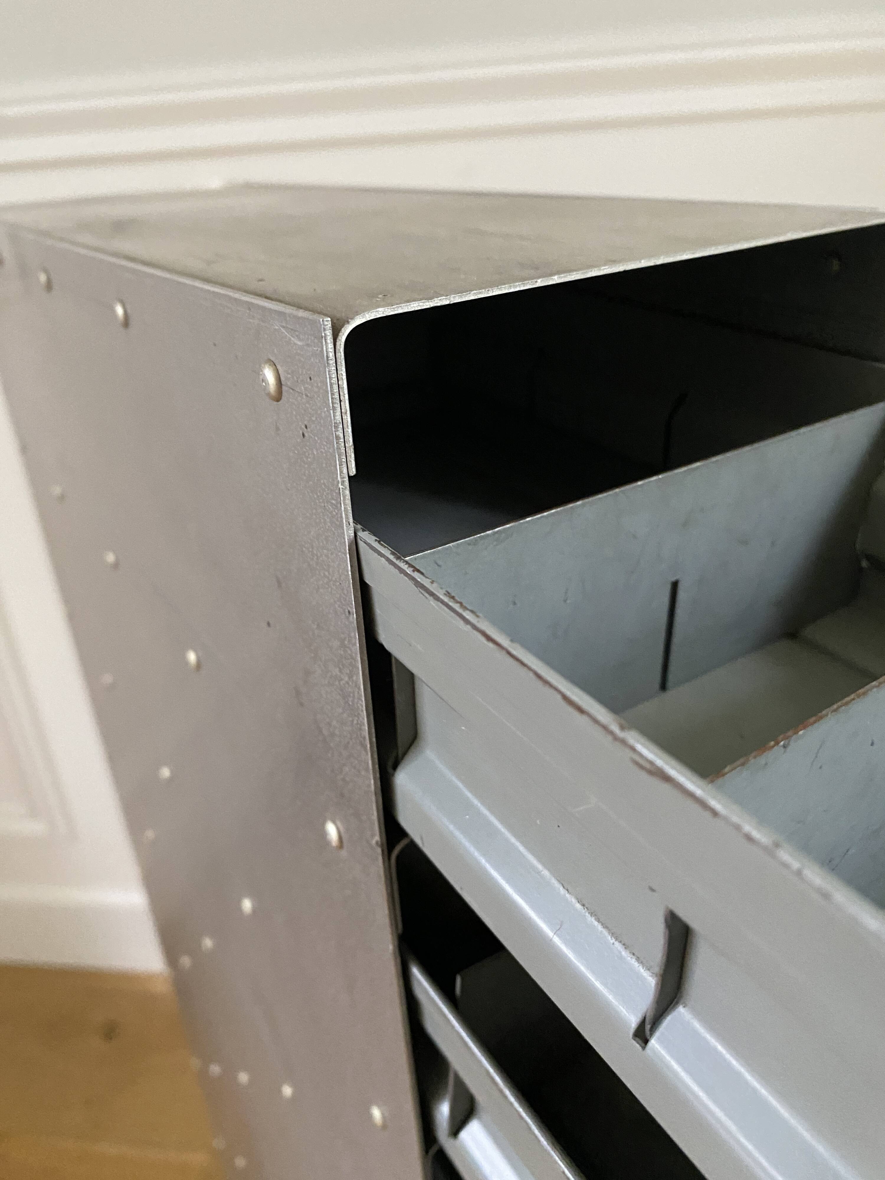 Meuble d'atelier en métal pour outils visserie 8 tiroirs vintage