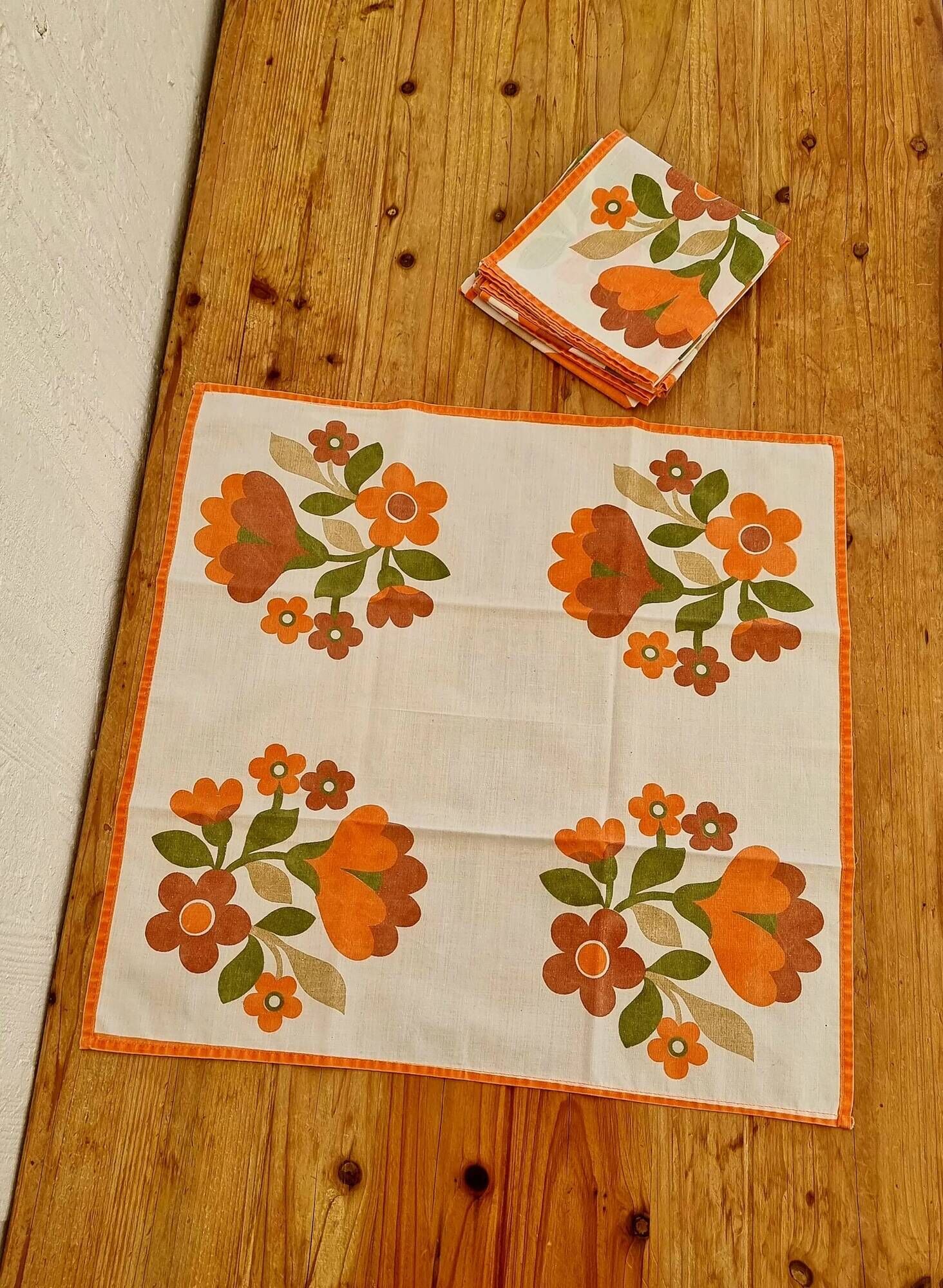 Set of 5 vintage orange flower table napkins from the 70s.