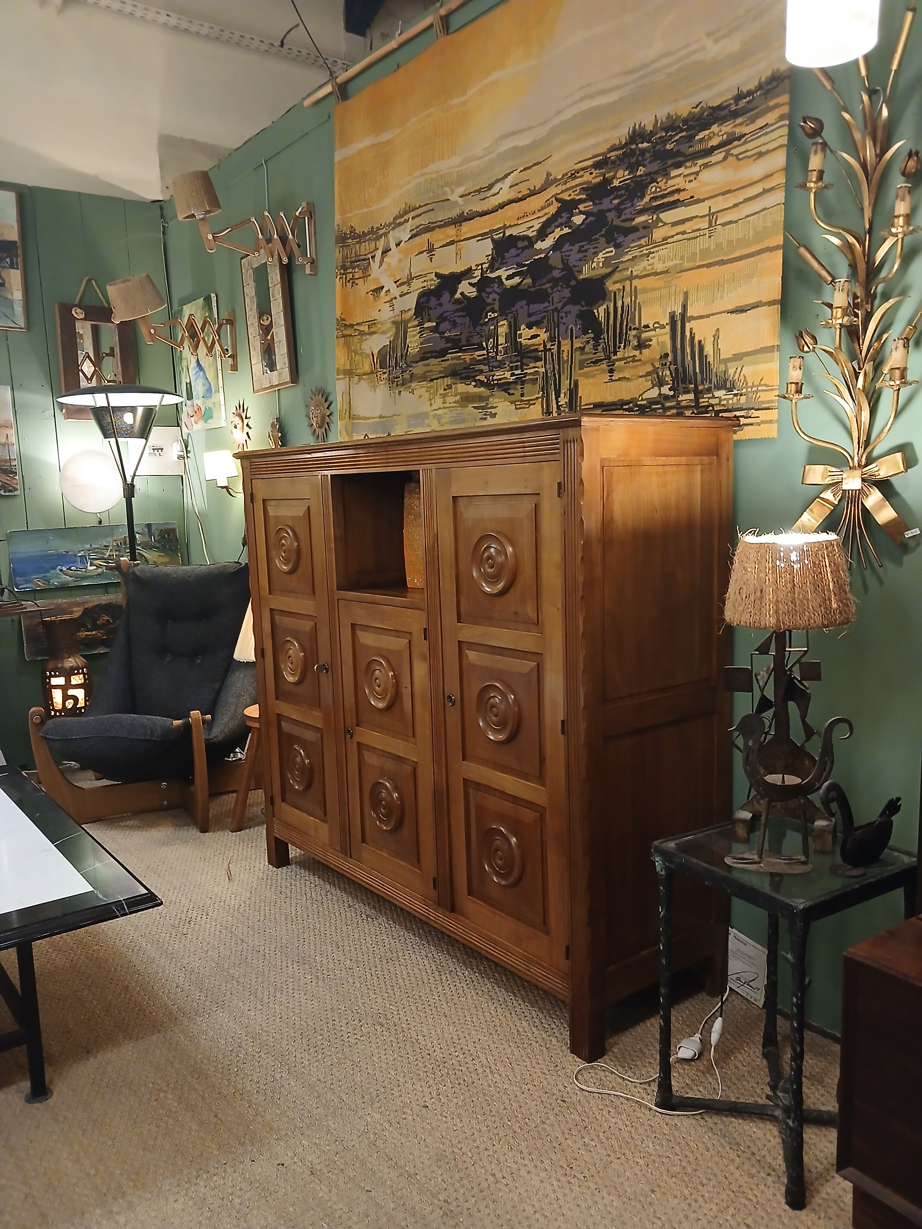 Buffet de style brutaliste