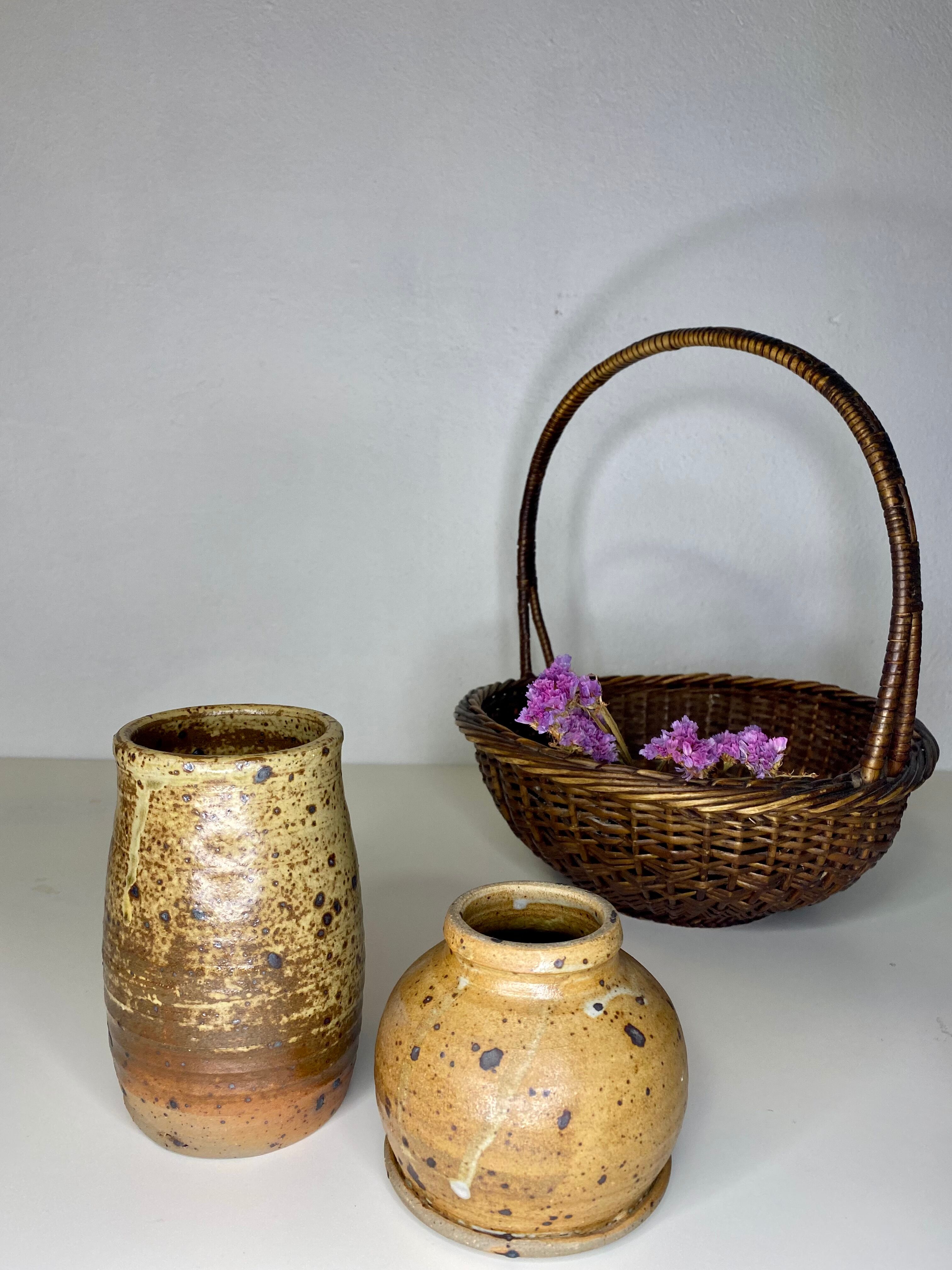 Small speckled sandstone pot