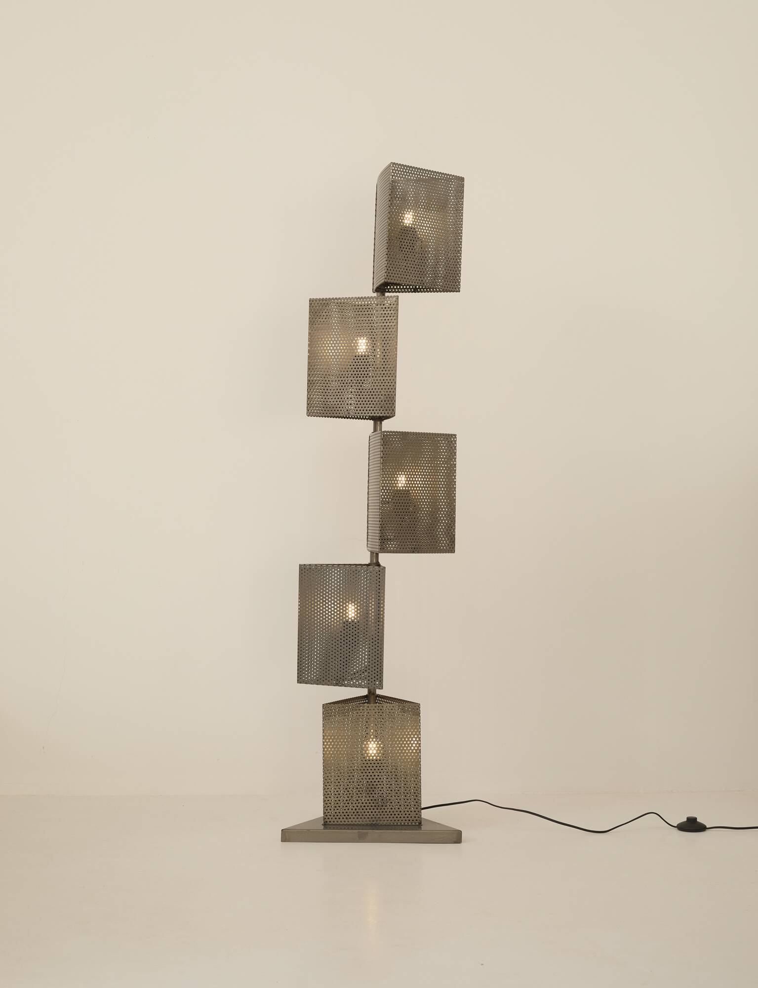 Lampadaire 5 feux mobiles Moderniste en métal perforé Circa 1980