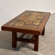 Table basse en mosaïque de pierre brutaliste vintage – bois massif, années 1970