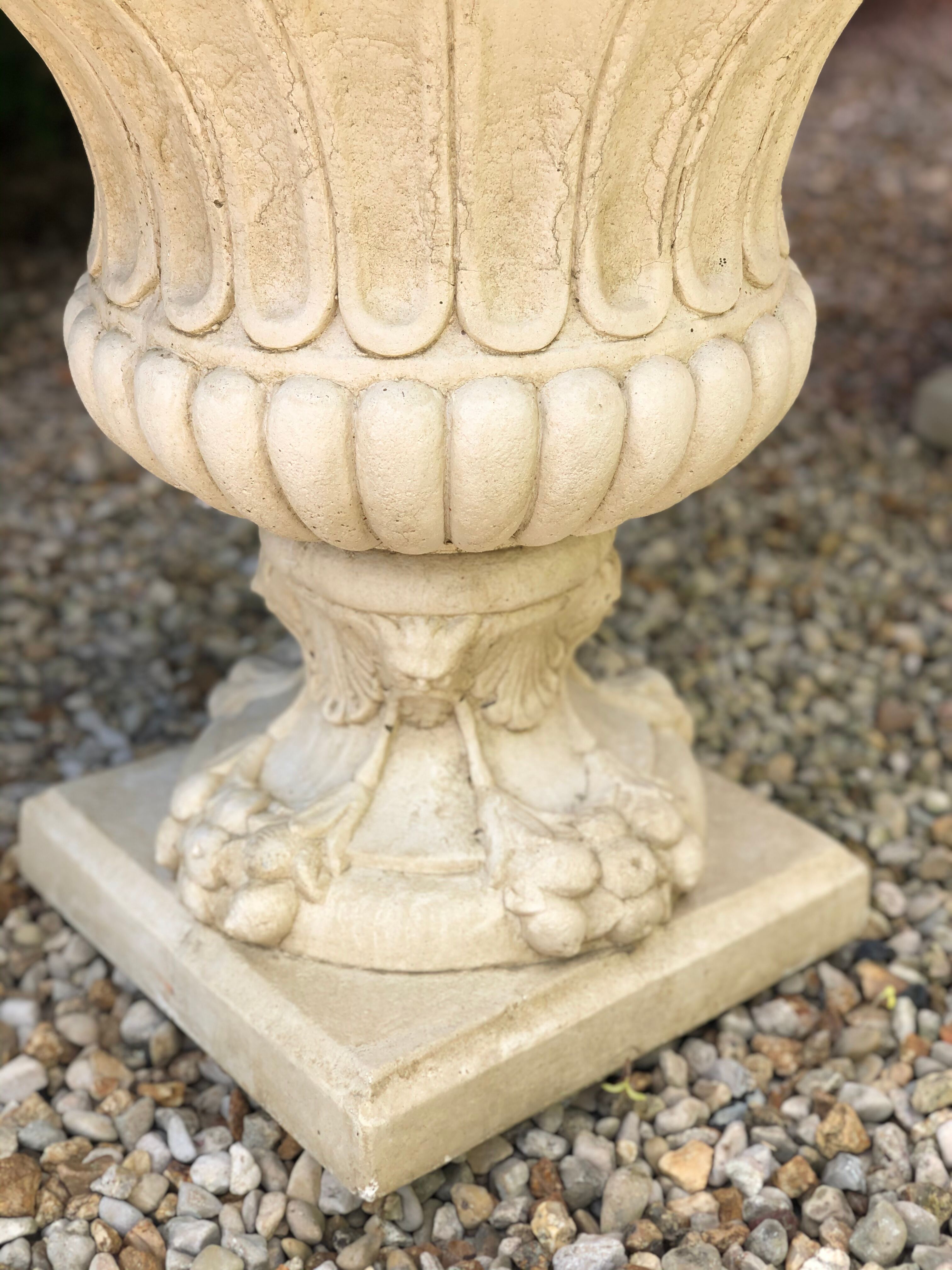 Jarre reconstituted head decorations, rings on handles