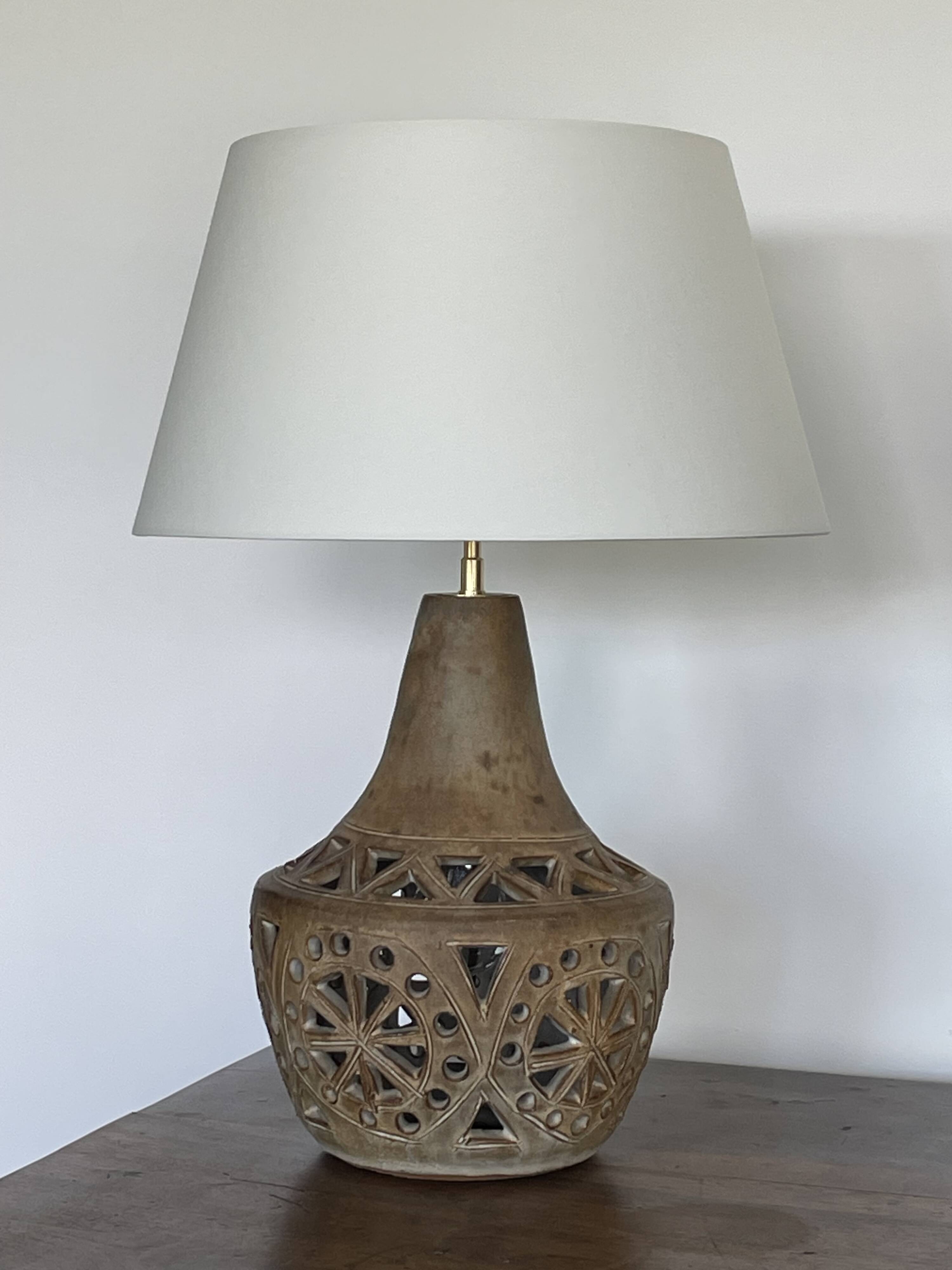 Lampe en  grès signée agnes escala