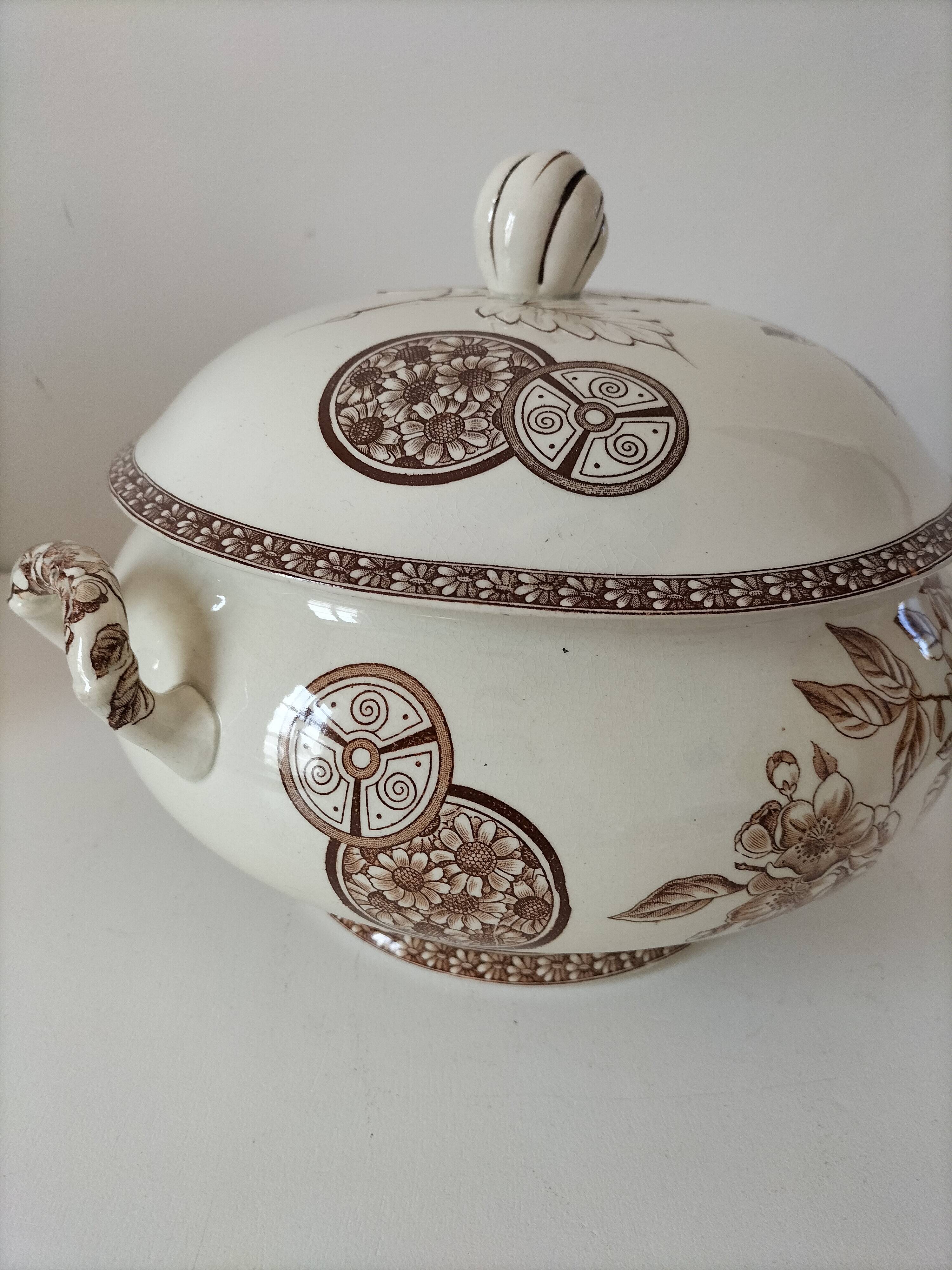 Soupière ancienne en terre de fer – décor "Marguerite", Grand Dépôt Paris